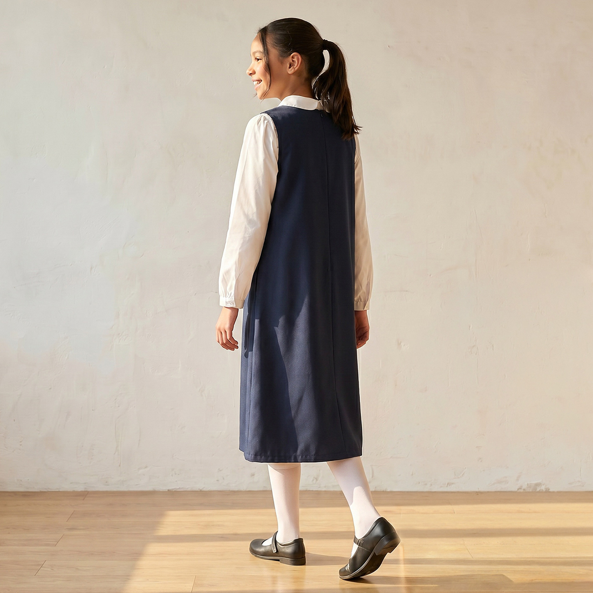 مريلة مدرسية زرقاء داكنة بياقة V من جونيورز - للبنات-girls-clothing-schoolwear-dresses-image-2