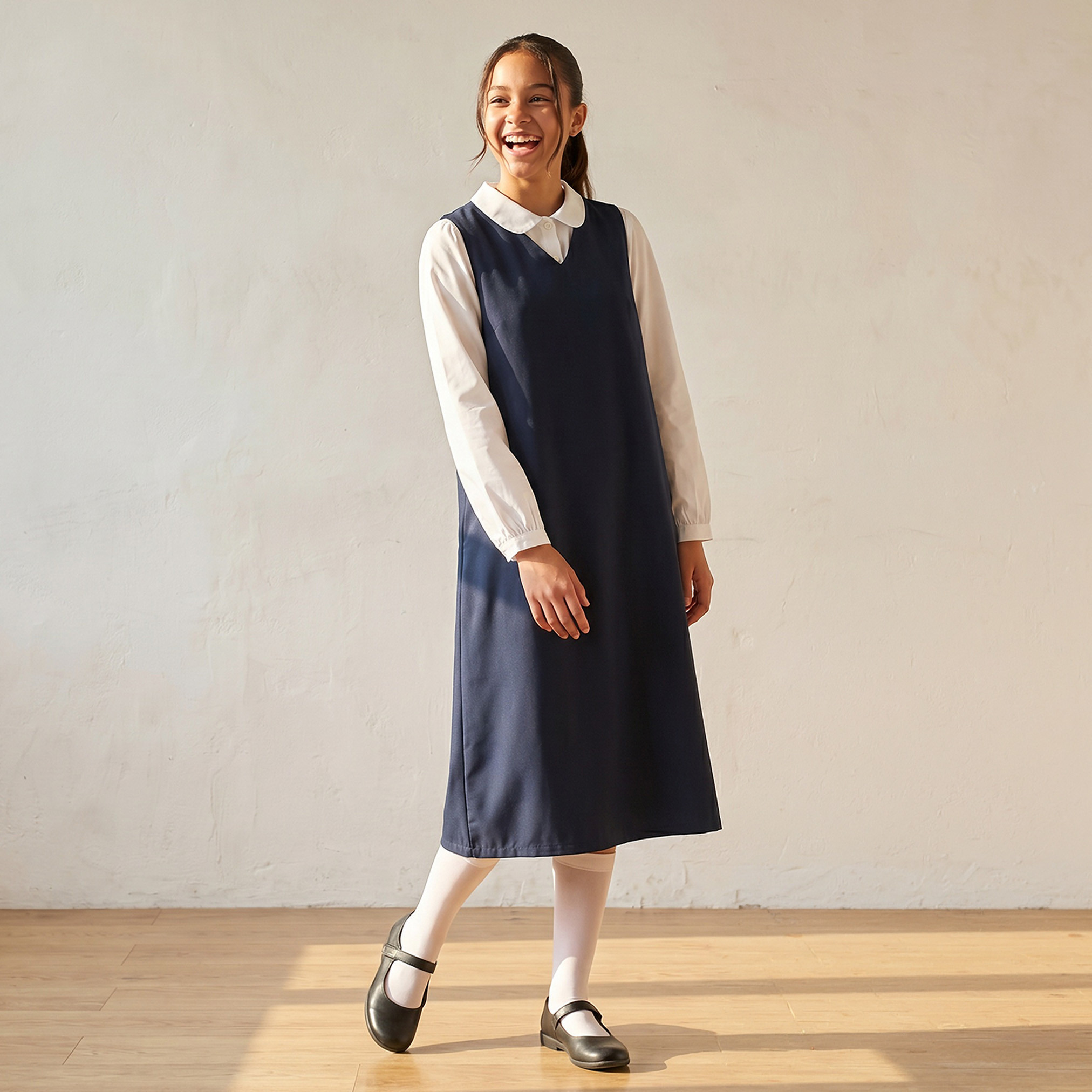 مريلة مدرسية زرقاء داكنة بياقة V من جونيورز - للبنات-girls-clothing-schoolwear-dresses-image-4
