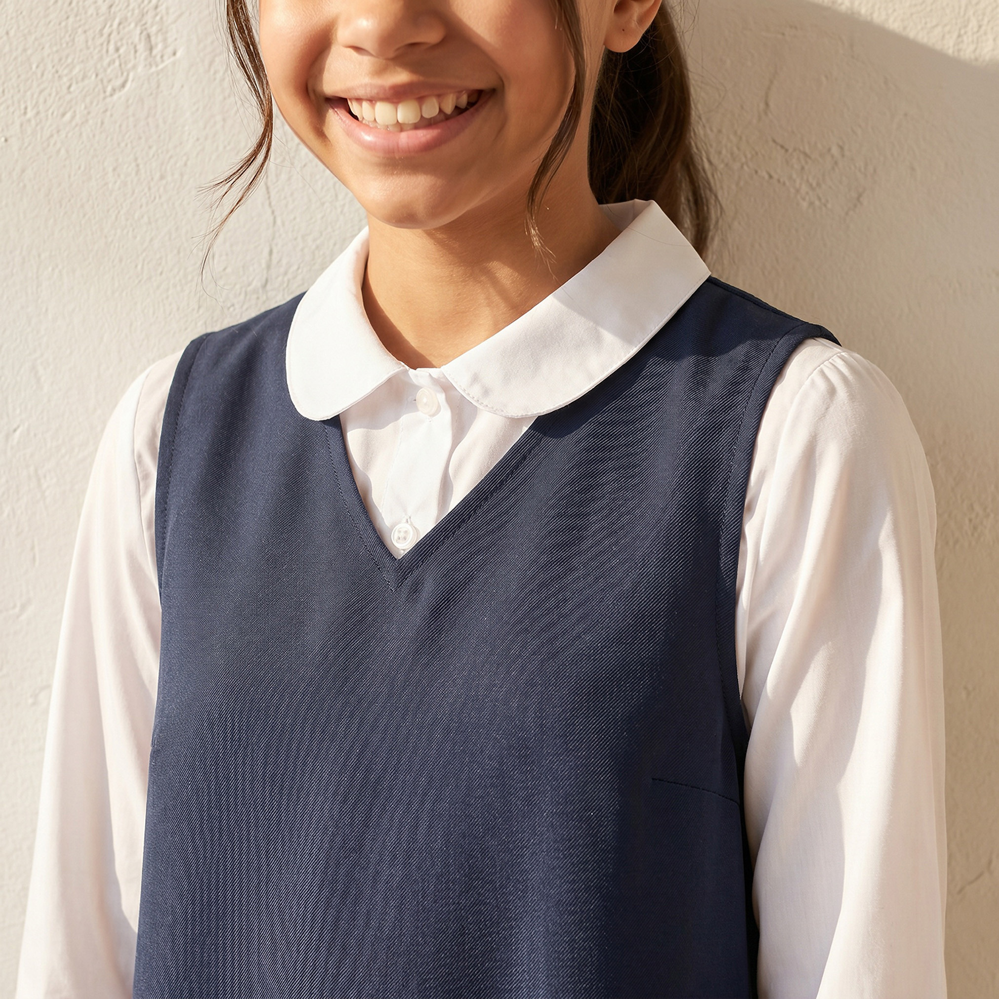 مريلة مدرسية زرقاء داكنة بياقة V من جونيورز - للبنات-girls-clothing-schoolwear-dresses-image-5
