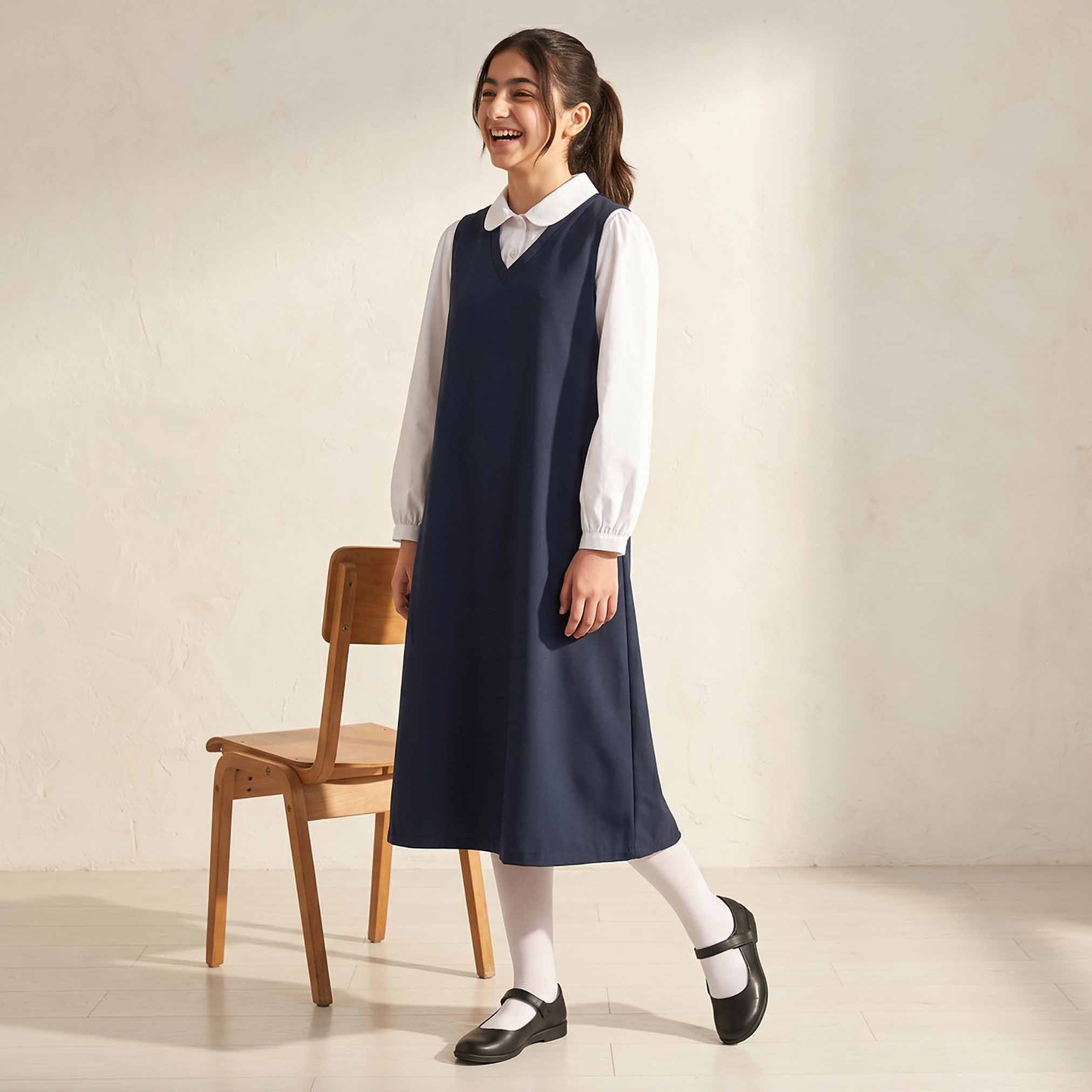 مريلة مدرسة كحلي بفتحة رقبة V للبنات من جونيورز-girls-clothing-schoolwear-dresses-image-1