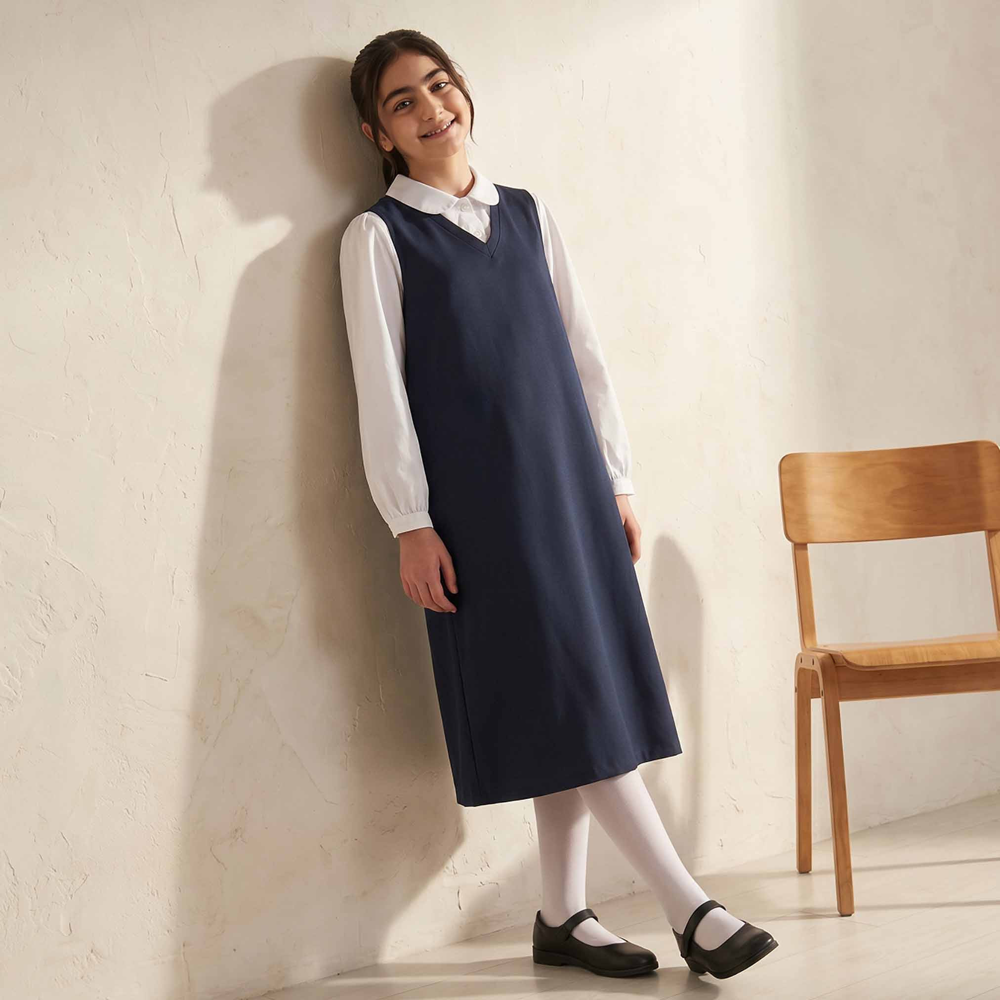 مريلة مدرسة كحلي بفتحة رقبة V للبنات من جونيورز-girls-clothing-schoolwear-dresses-image-2