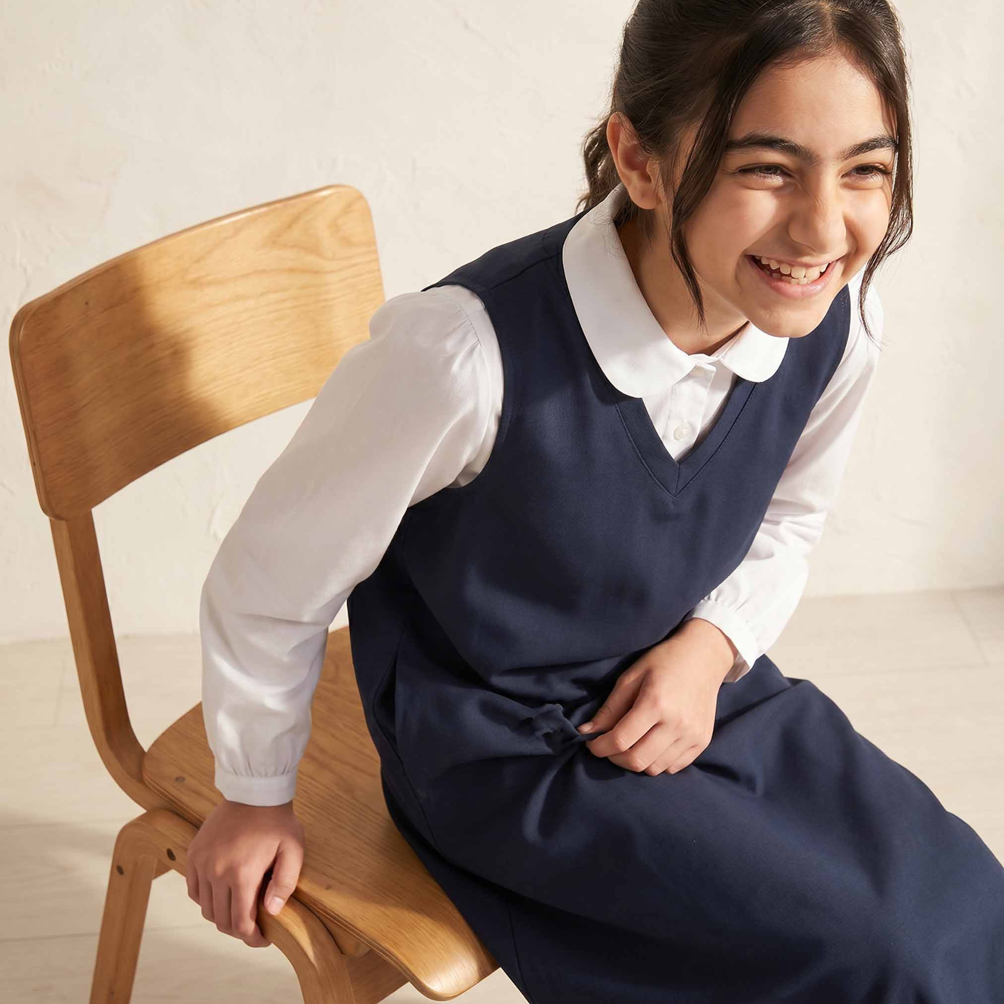 مريلة مدرسة كحلي بفتحة رقبة V للبنات من جونيورز-girls-clothing-schoolwear-dresses-image-5