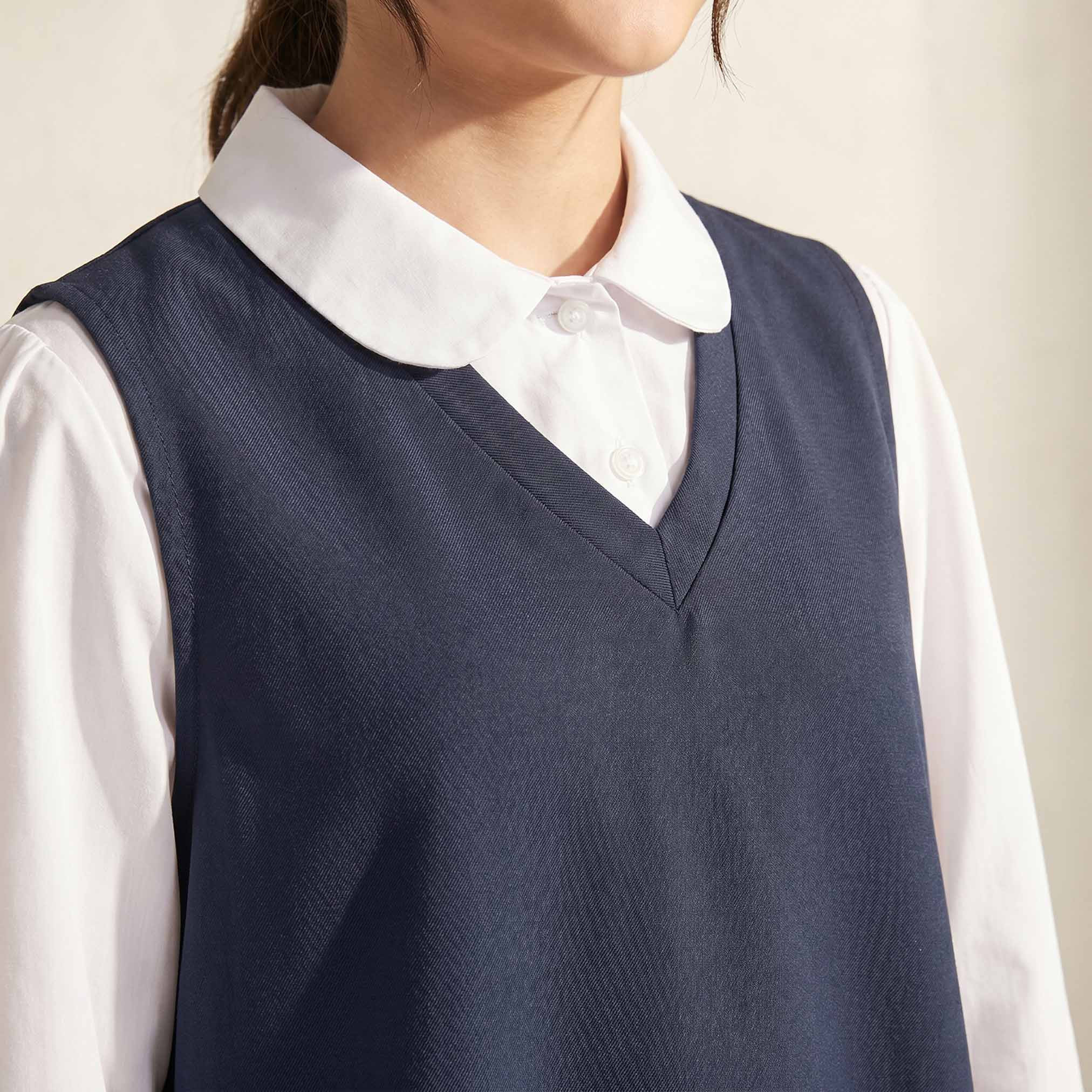 مريلة مدرسة كحلي بفتحة رقبة V للبنات من جونيورز-girls-clothing-schoolwear-dresses-image-6