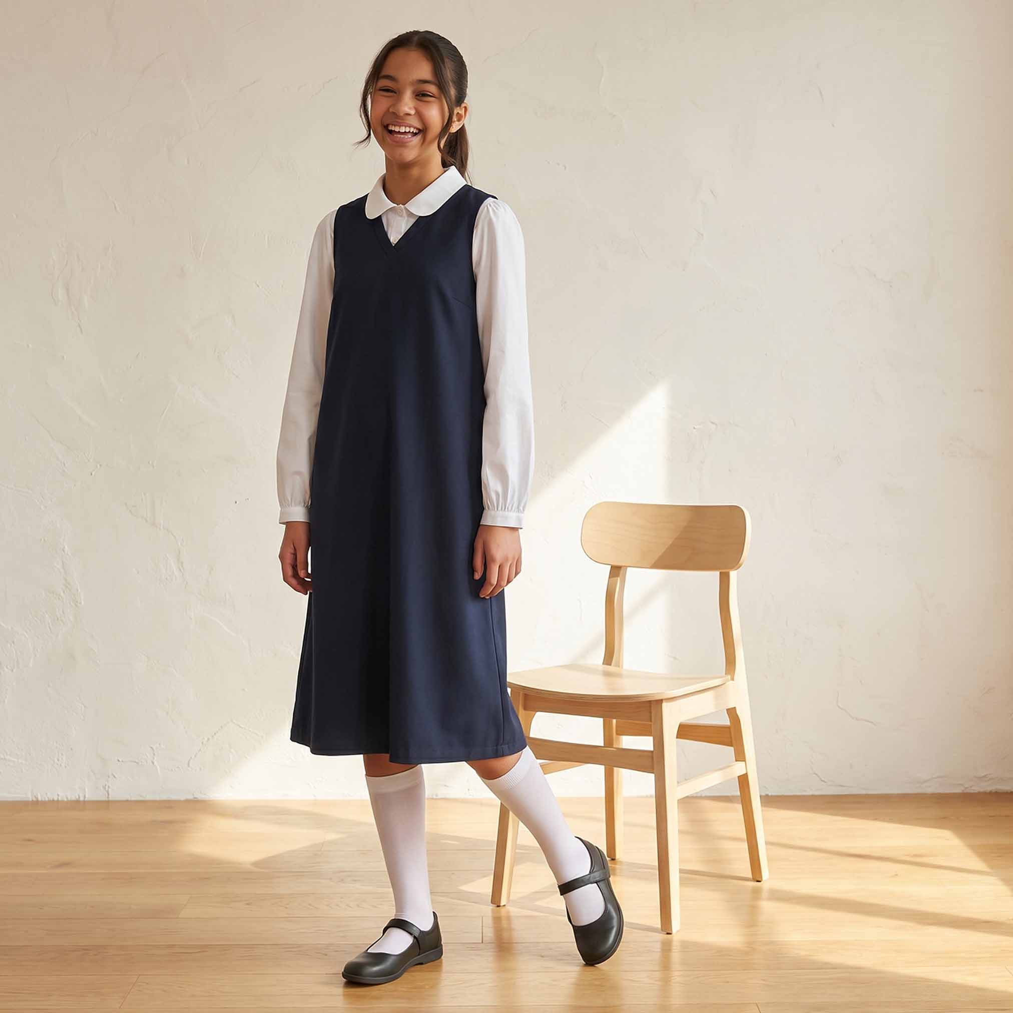 مريلة مدرسية زرقاء داكنة بياقة V من جونيورز - للبنات-girls-clothing-schoolwear-dresses-image-4