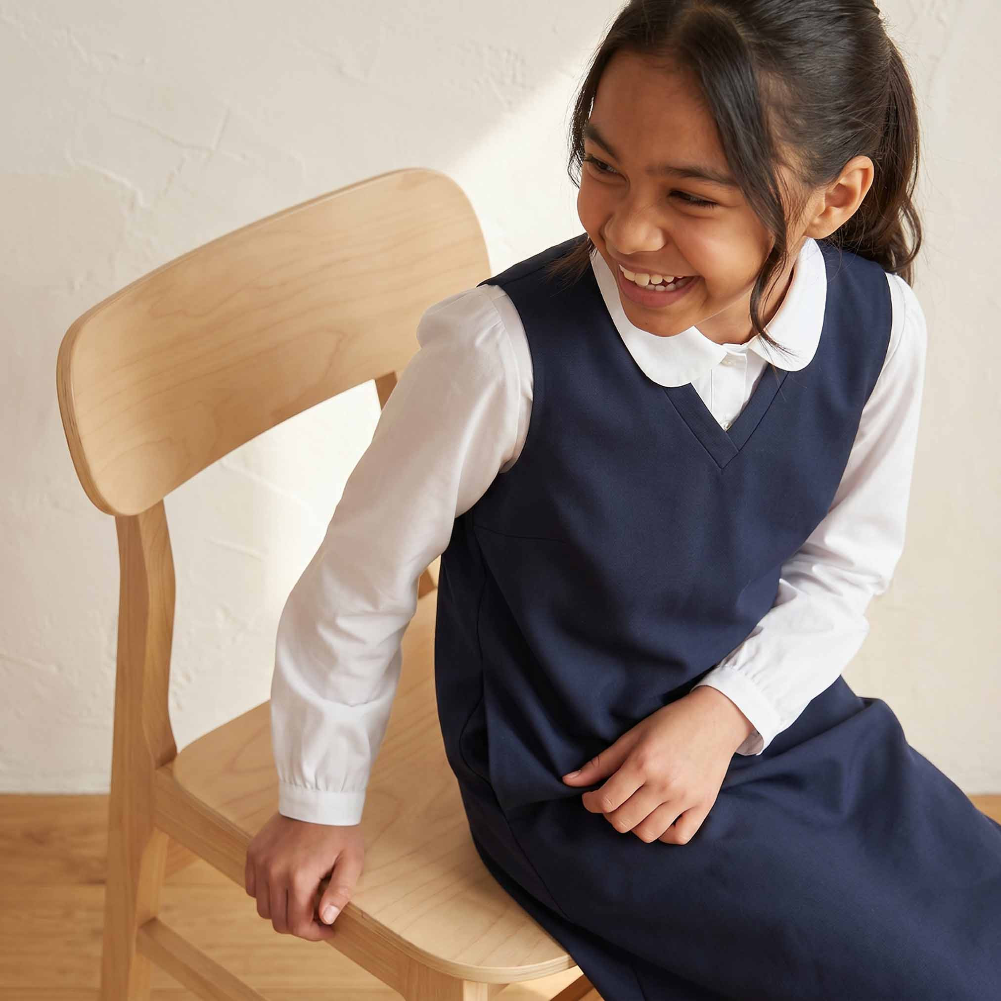 مريلة مدرسية زرقاء داكنة بياقة V من جونيورز - للبنات-girls-clothing-schoolwear-dresses-image-5