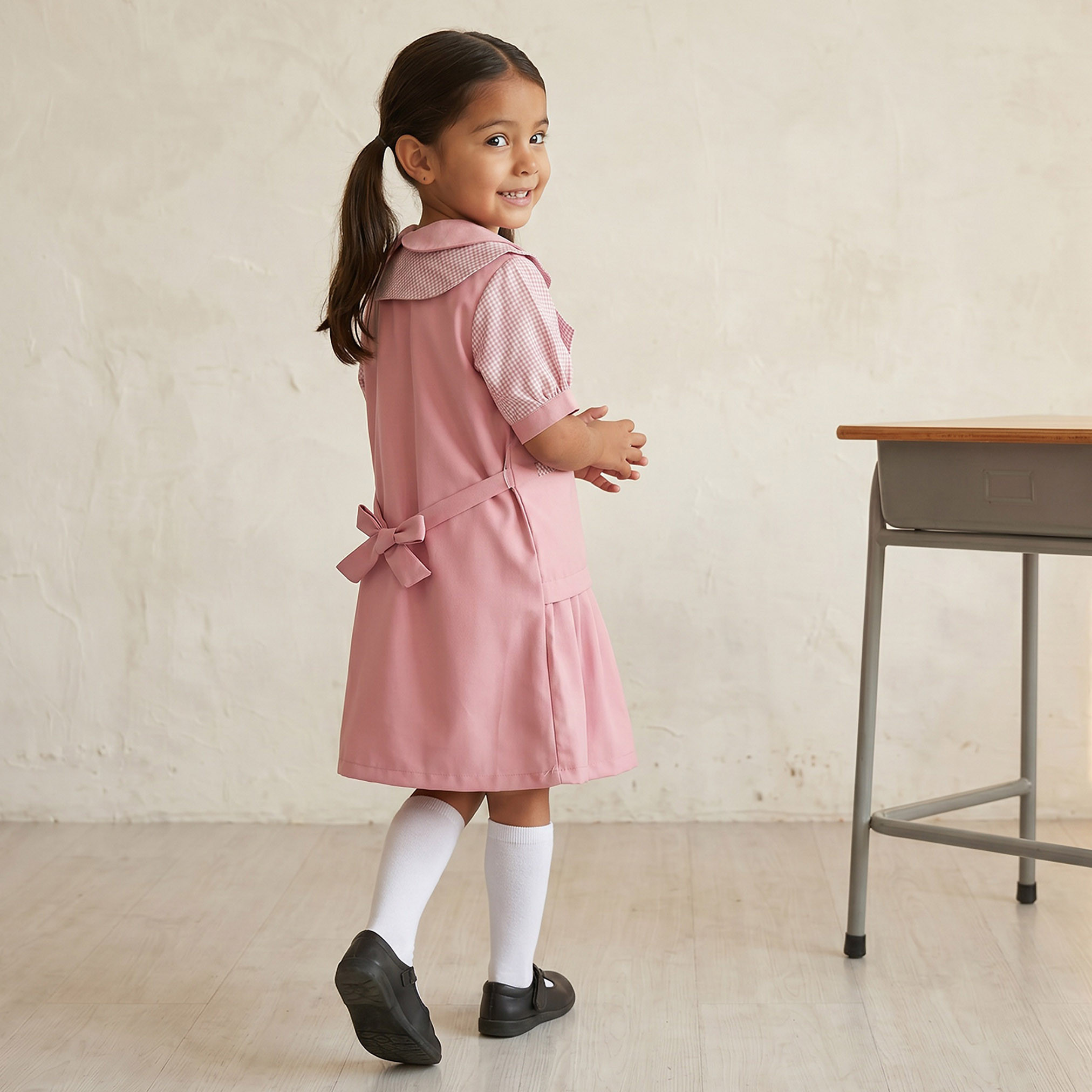فستان مدرسة وردي بأكمام قصيرة للبنات من جونيورز-girls-clothing-schoolwear-dresses-image-2