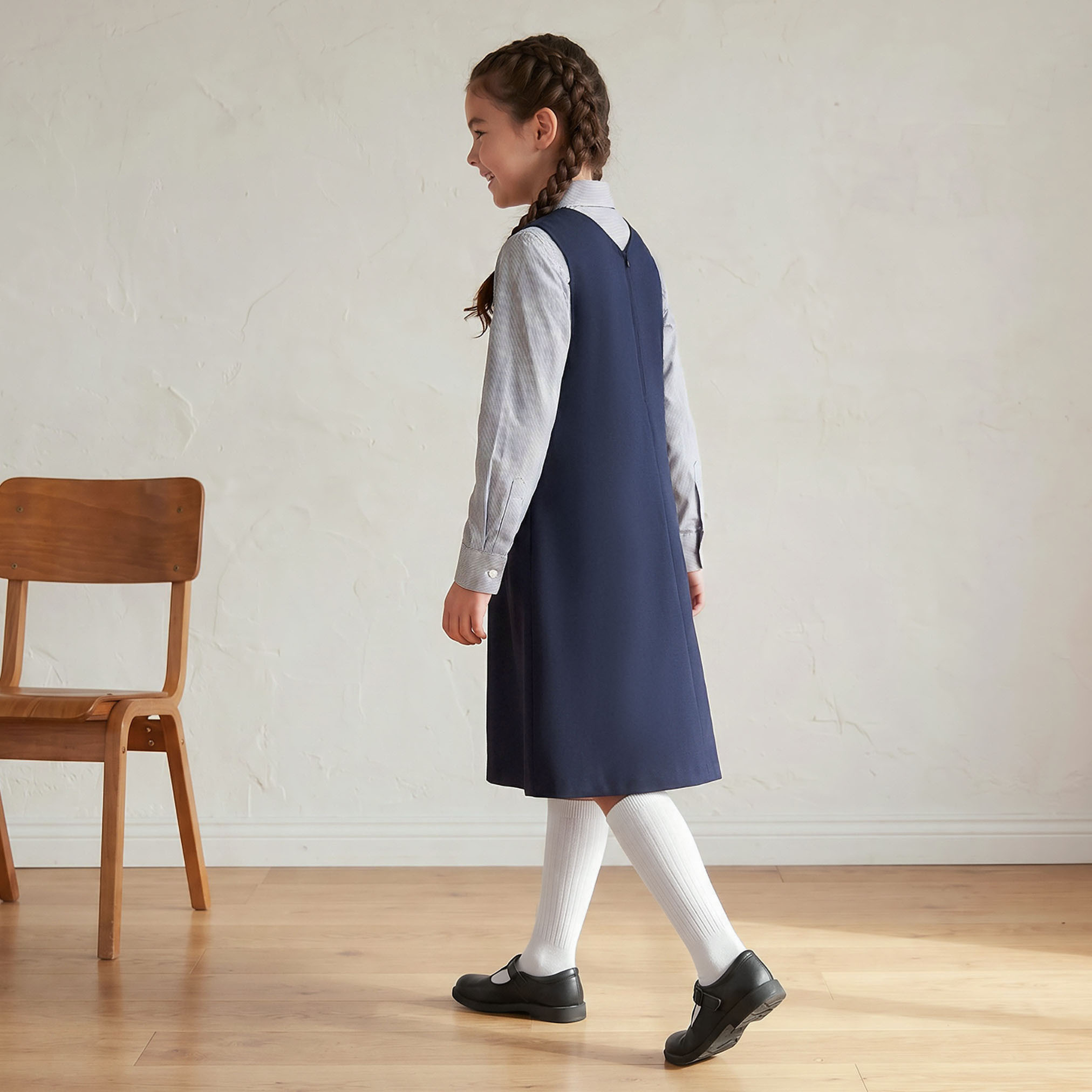 مريلة مدرسية زرقاء داكنة بياقة V من جونيورز - للبنات-girls-clothing-schoolwear-dresses-image-2