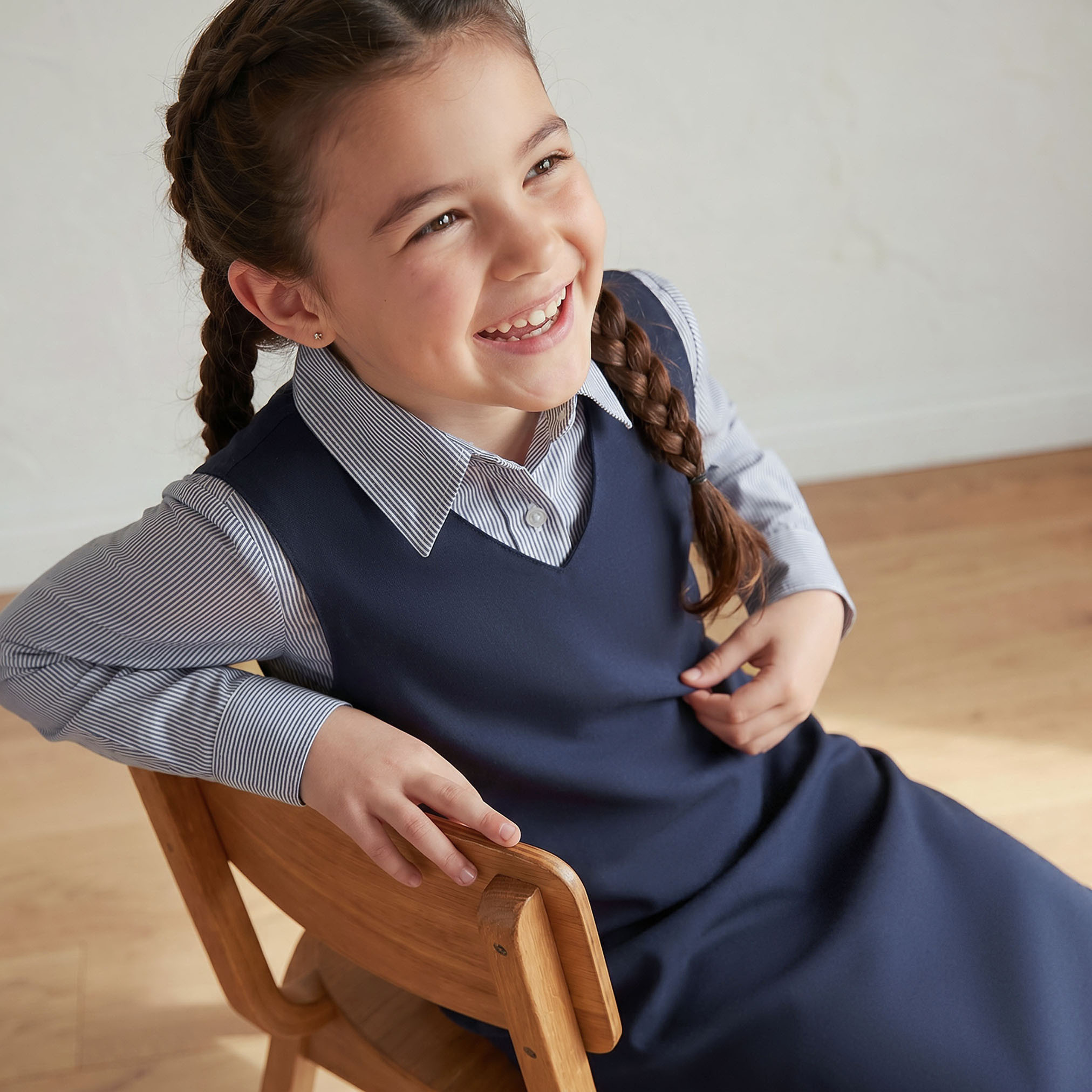 مريلة مدرسية زرقاء داكنة بياقة V من جونيورز - للبنات-girls-clothing-schoolwear-dresses-image-5