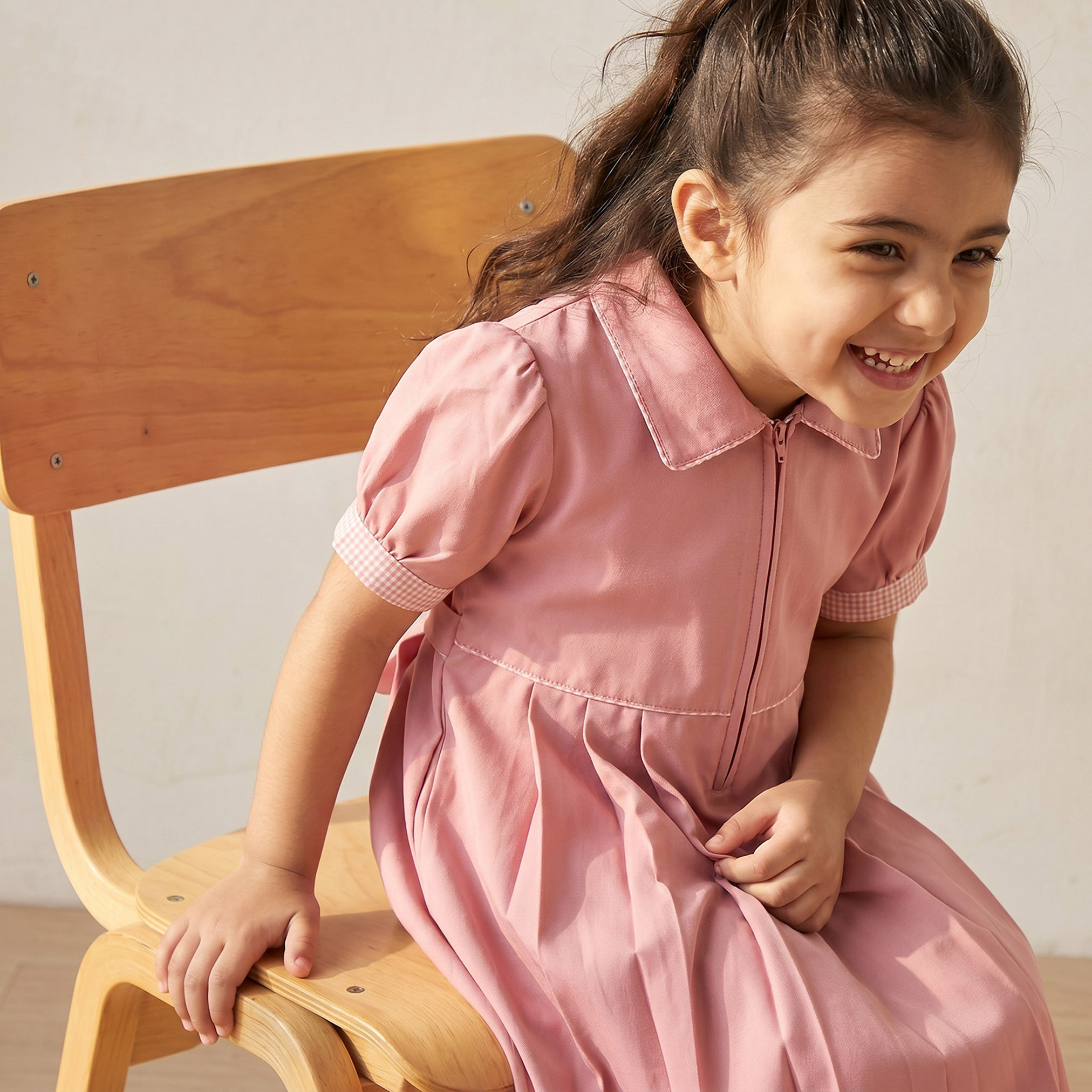 فستان مدرسي وردي بأكمام قصيرة للبنات من جونيورز-girls-clothing-schoolwear-dresses-image-4