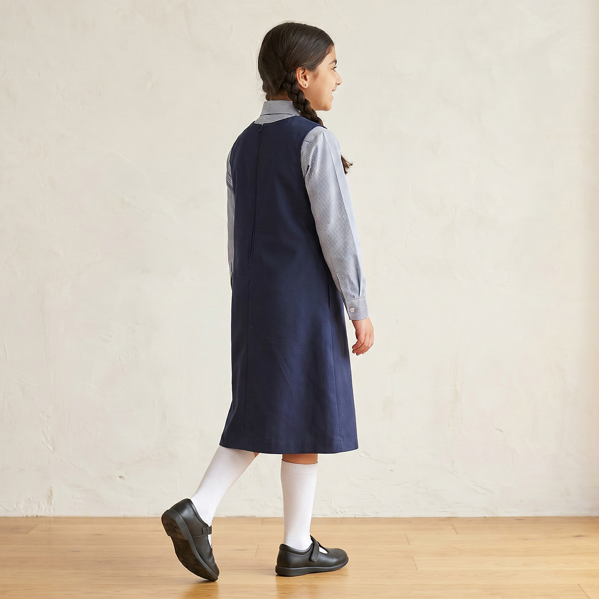 مريلة مدرسية زرقاء داكنة بياقة مستديرة من جونيورز - للبنات-girls-clothing-schoolwear-dresses-image-2
