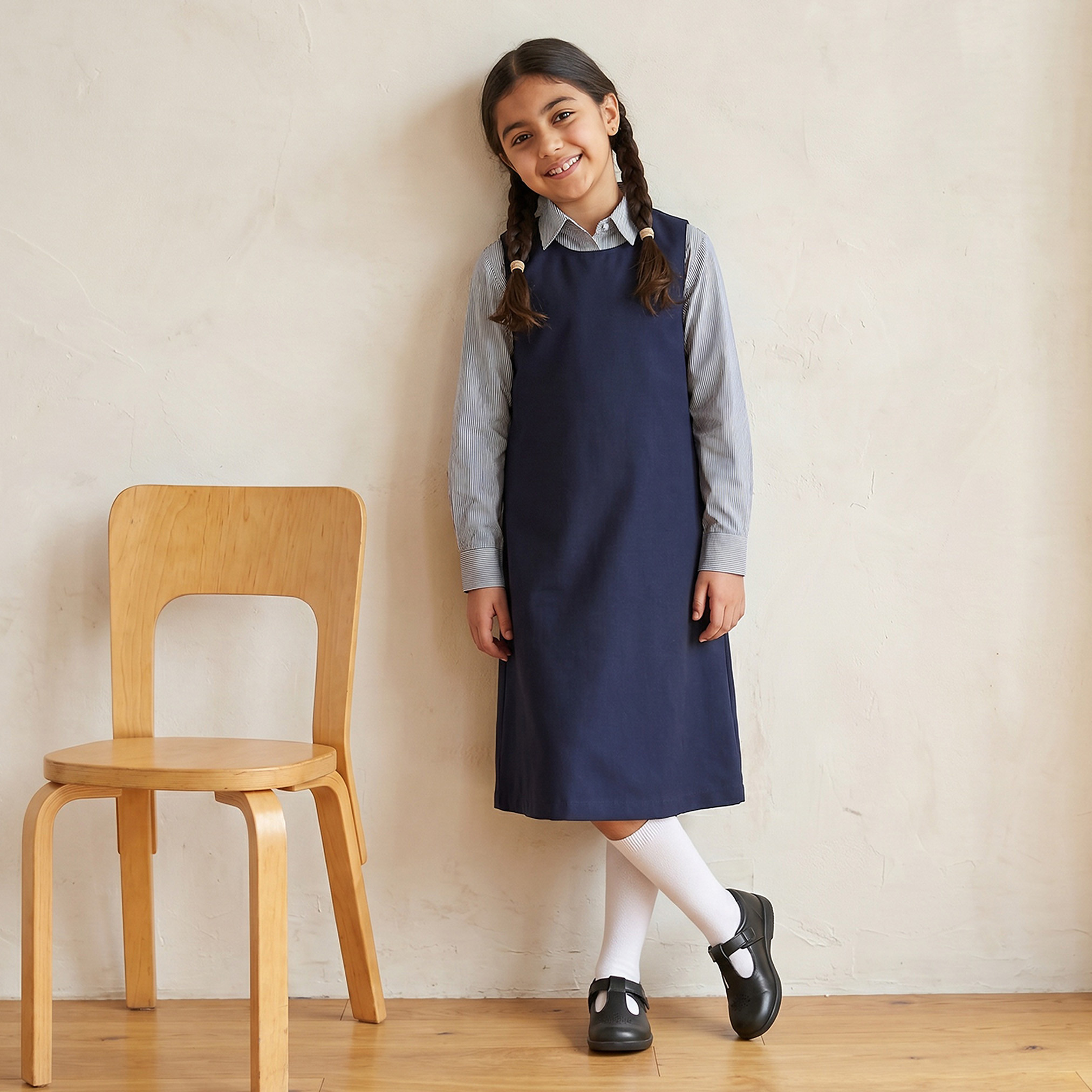 مريلة مدرسية زرقاء داكنة بياقة مستديرة من جونيورز - للبنات-girls-clothing-schoolwear-dresses-image-4