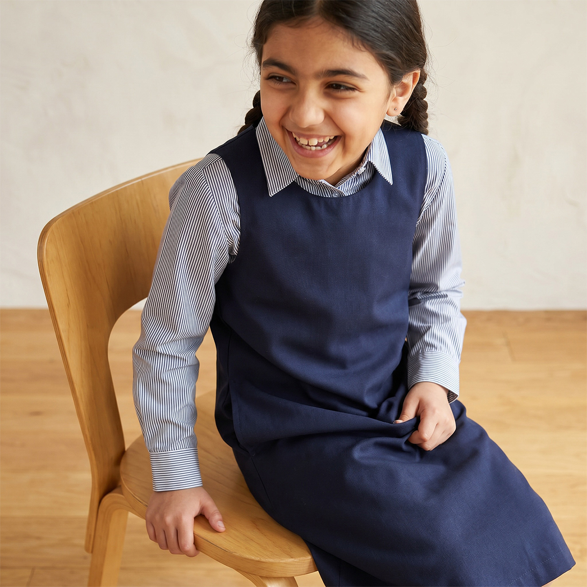 مريلة مدرسية زرقاء داكنة بياقة مستديرة من جونيورز - للبنات-girls-clothing-schoolwear-dresses-image-5
