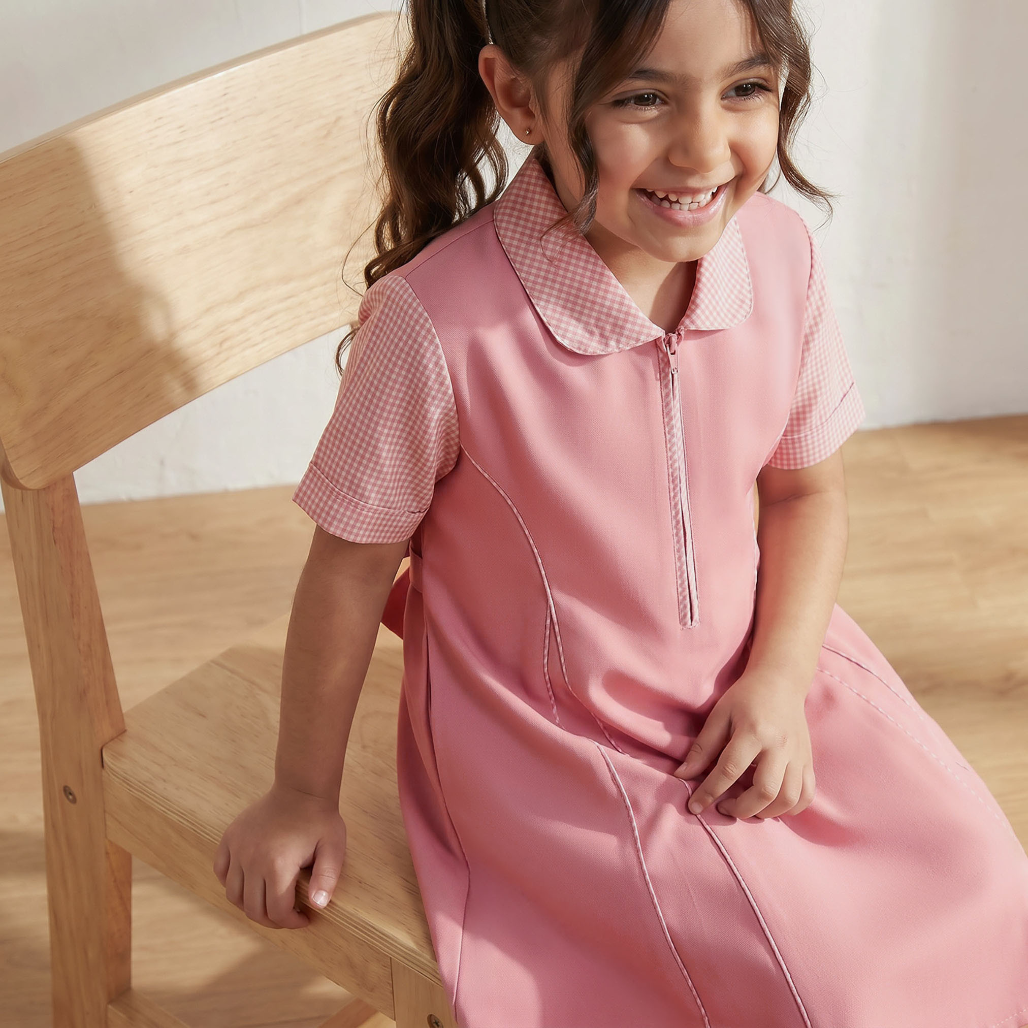 فستان مدرسة وردي بأكمام قصيرة للبنات من جونيورز-girls-clothing-schoolwear-dresses-image-6