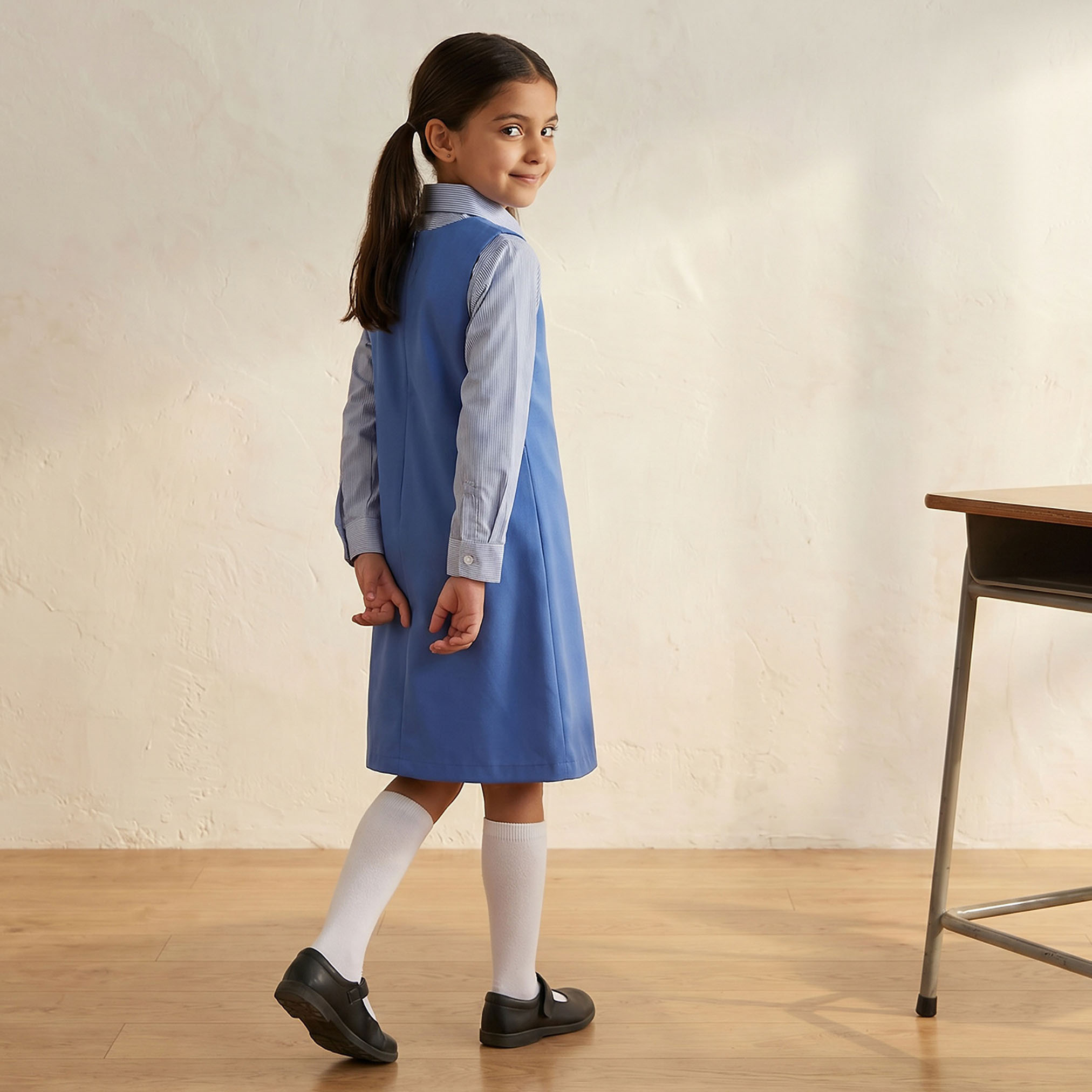 مريلة مدرسية زرقاء بياقة مستديرة من جونيورز - للبنات-girls-clothing-schoolwear-dresses-image-2