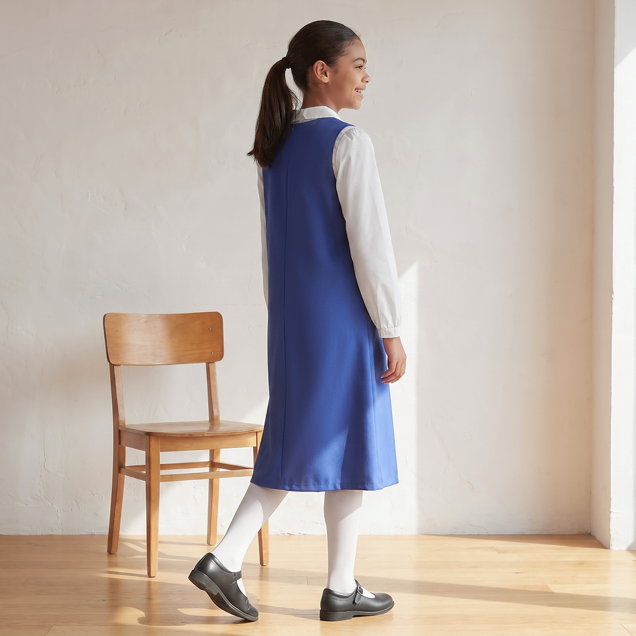 مريلة مدرسية زرقاء بياقة V من جونيورز - للبنات-girls-clothing-schoolwear-dresses-image-2