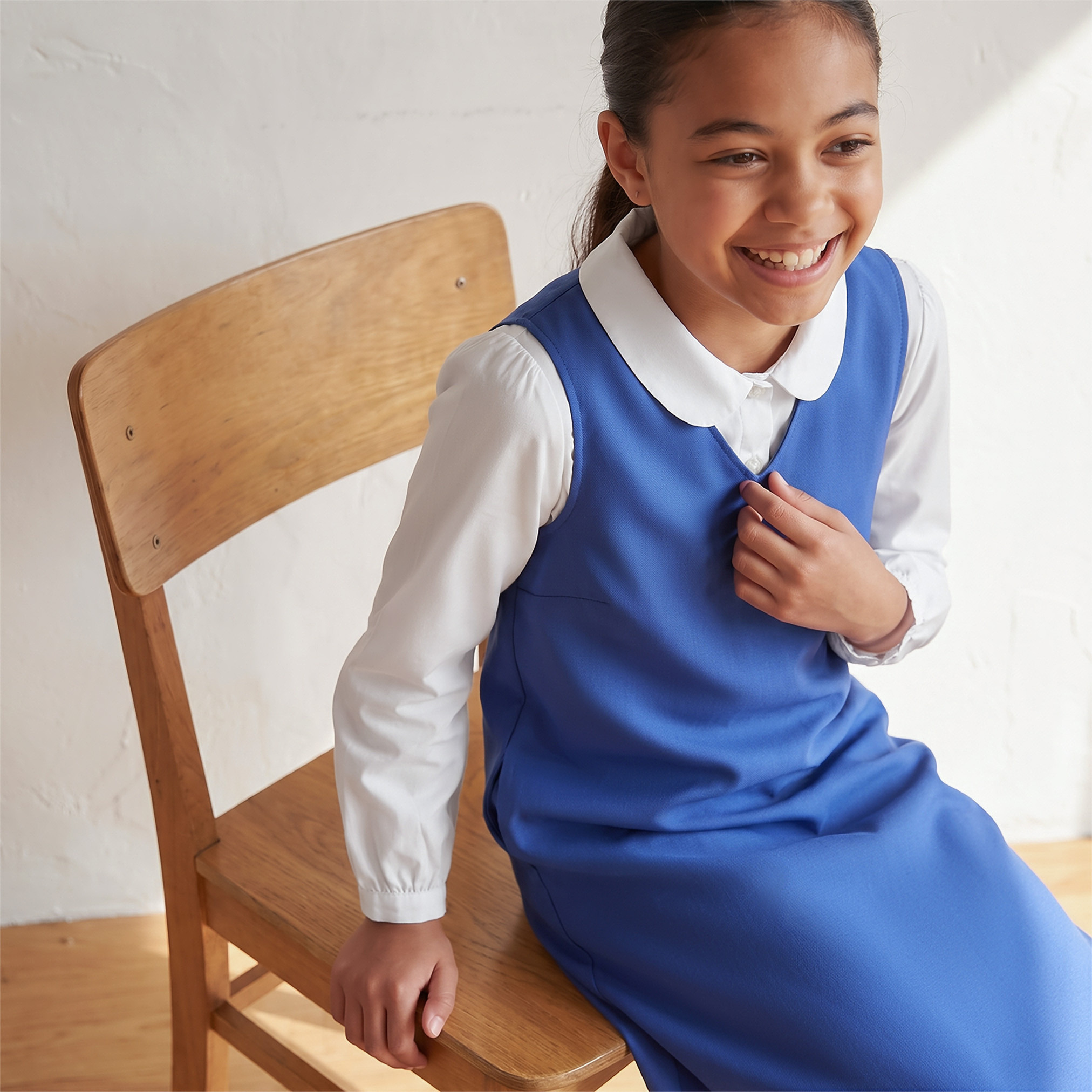 مريلة مدرسية زرقاء بياقة V من جونيورز - للبنات-girls-clothing-schoolwear-dresses-image-5