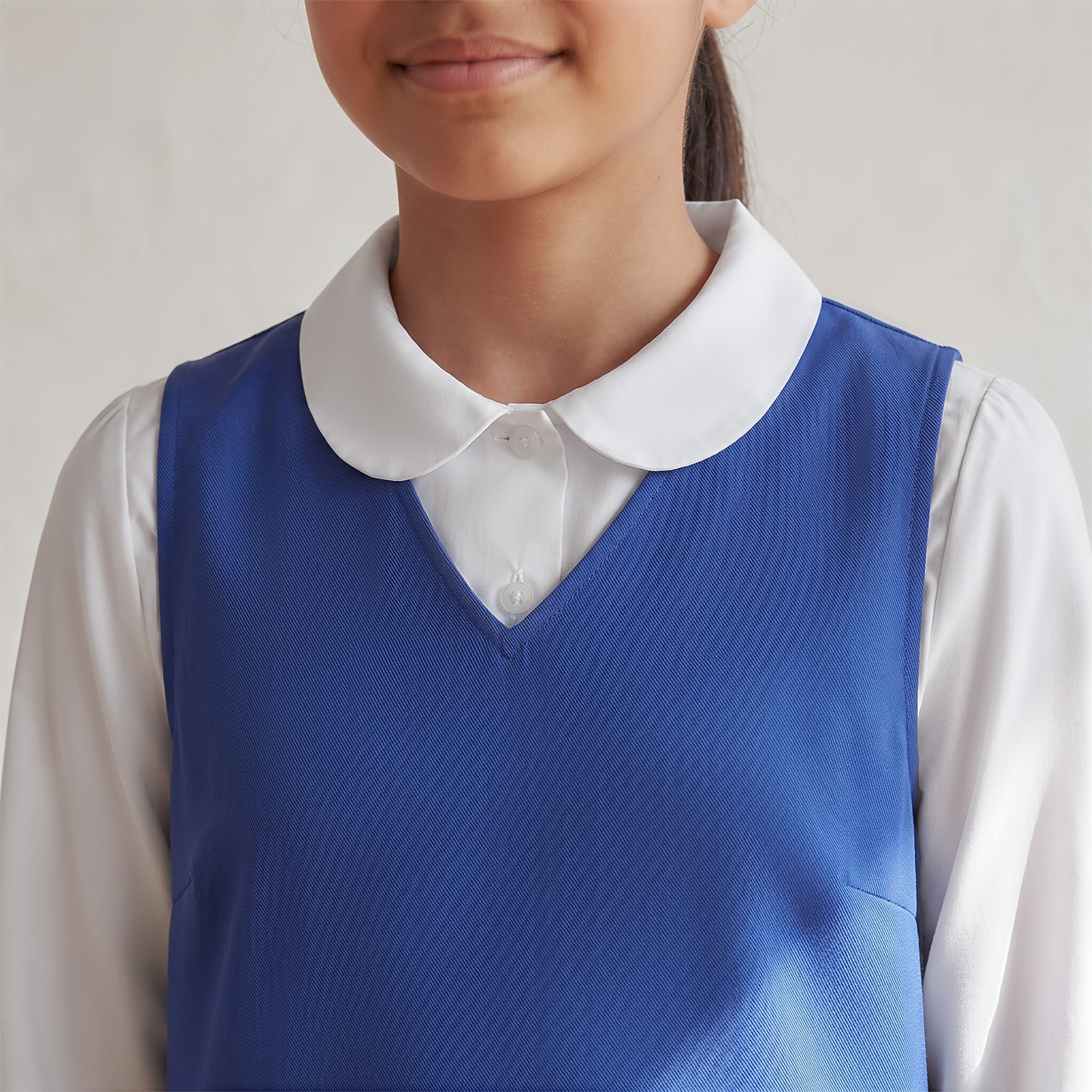 مريلة مدرسية زرقاء بياقة V من جونيورز - للبنات-girls-clothing-schoolwear-dresses-image-6