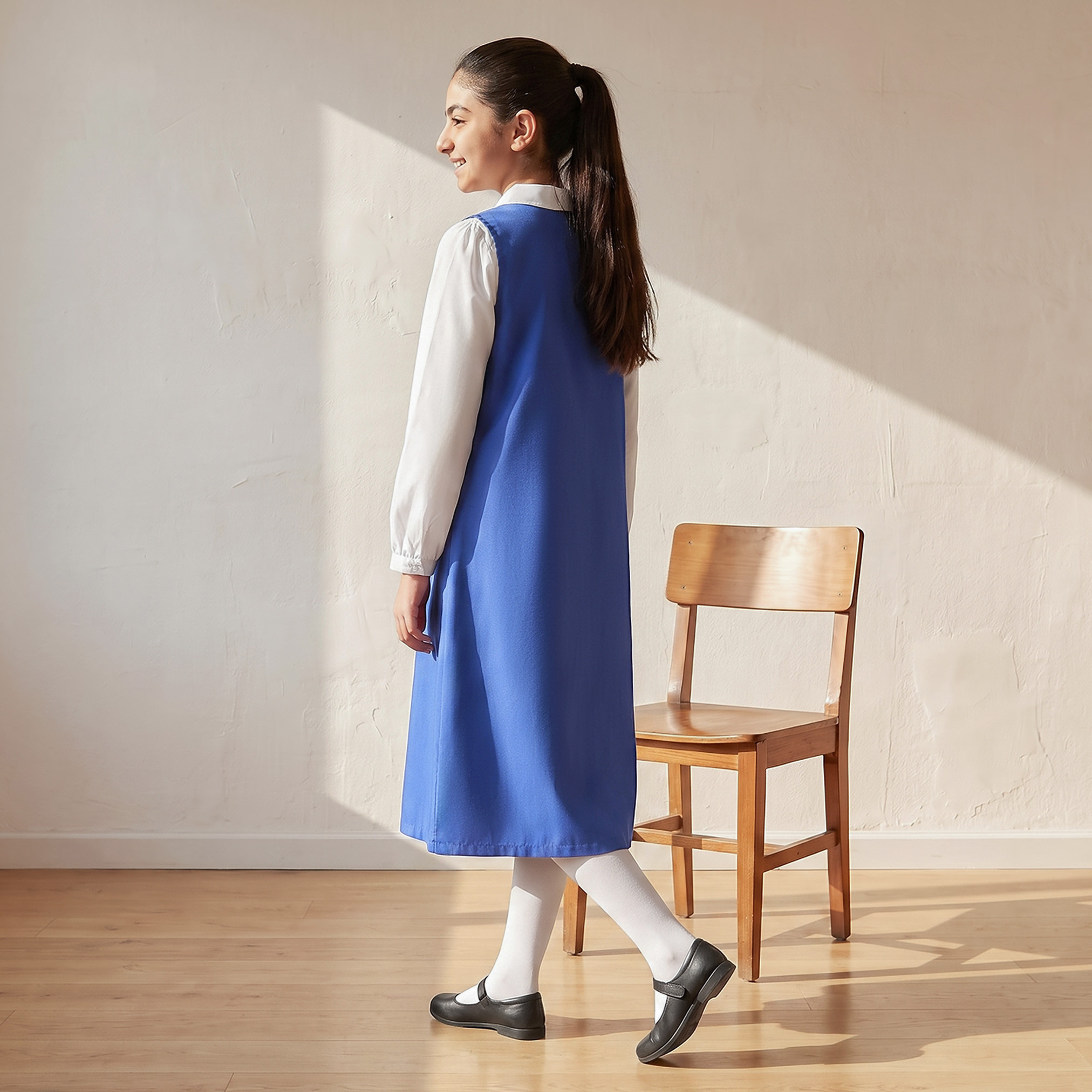 مريلة مدرسية زرقاء داكنة بياقة V من جونيورز - للبنات-girls-clothing-schoolwear-dresses-image-2