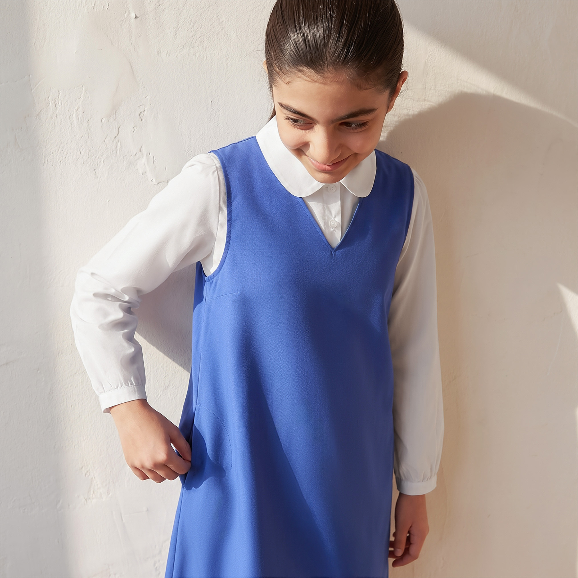 مريلة مدرسية زرقاء داكنة بياقة V من جونيورز - للبنات-girls-clothing-schoolwear-dresses-image-4