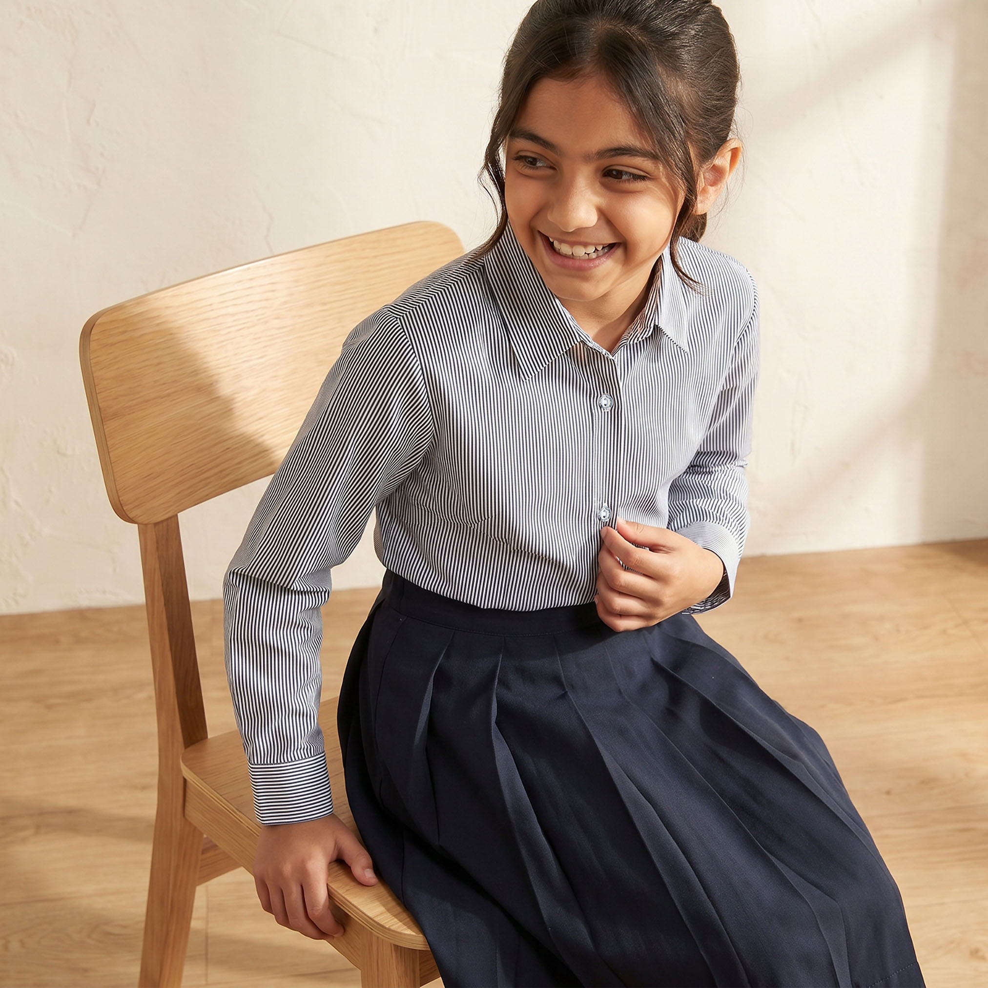 قميص مدرسي رمادي بياقة واسعة للفتيات من جونيورز-girls-clothing-blousesandshirts-image-5