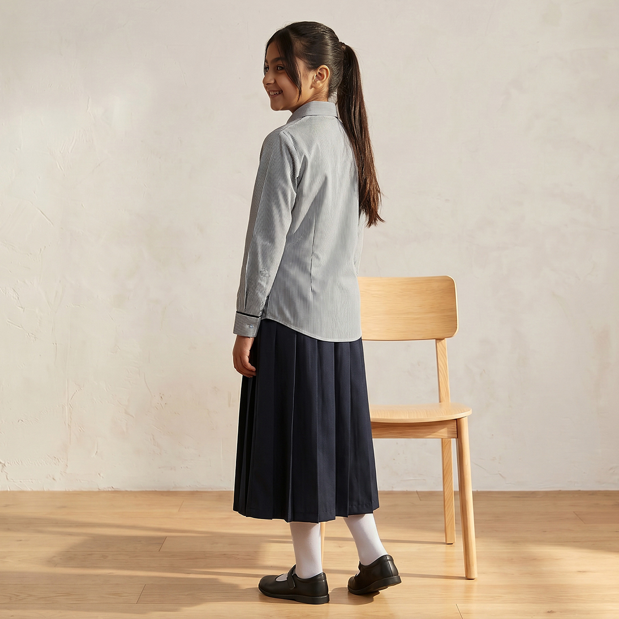 قميص مدرسي رمادي بياقة واسعة للفتيات من جونيورز-girls-clothing-blousesandshirts-image-2