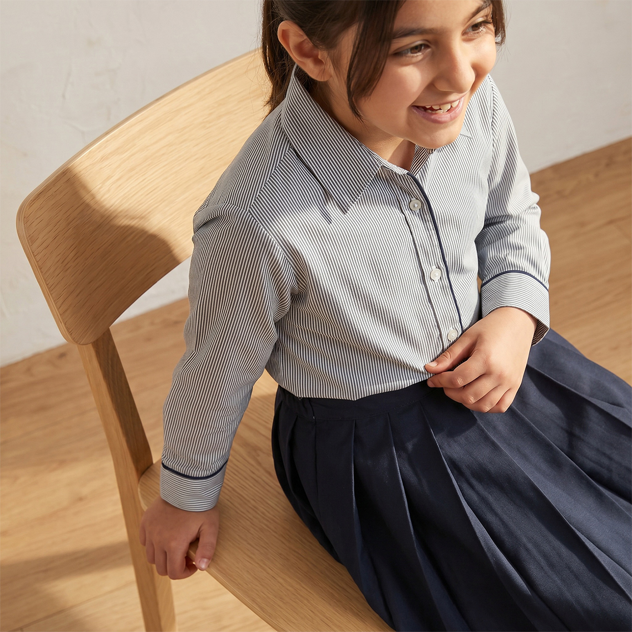 قميص مدرسي رمادي بياقة واسعة للفتيات من جونيورز-girls-clothing-blousesandshirts-image-5