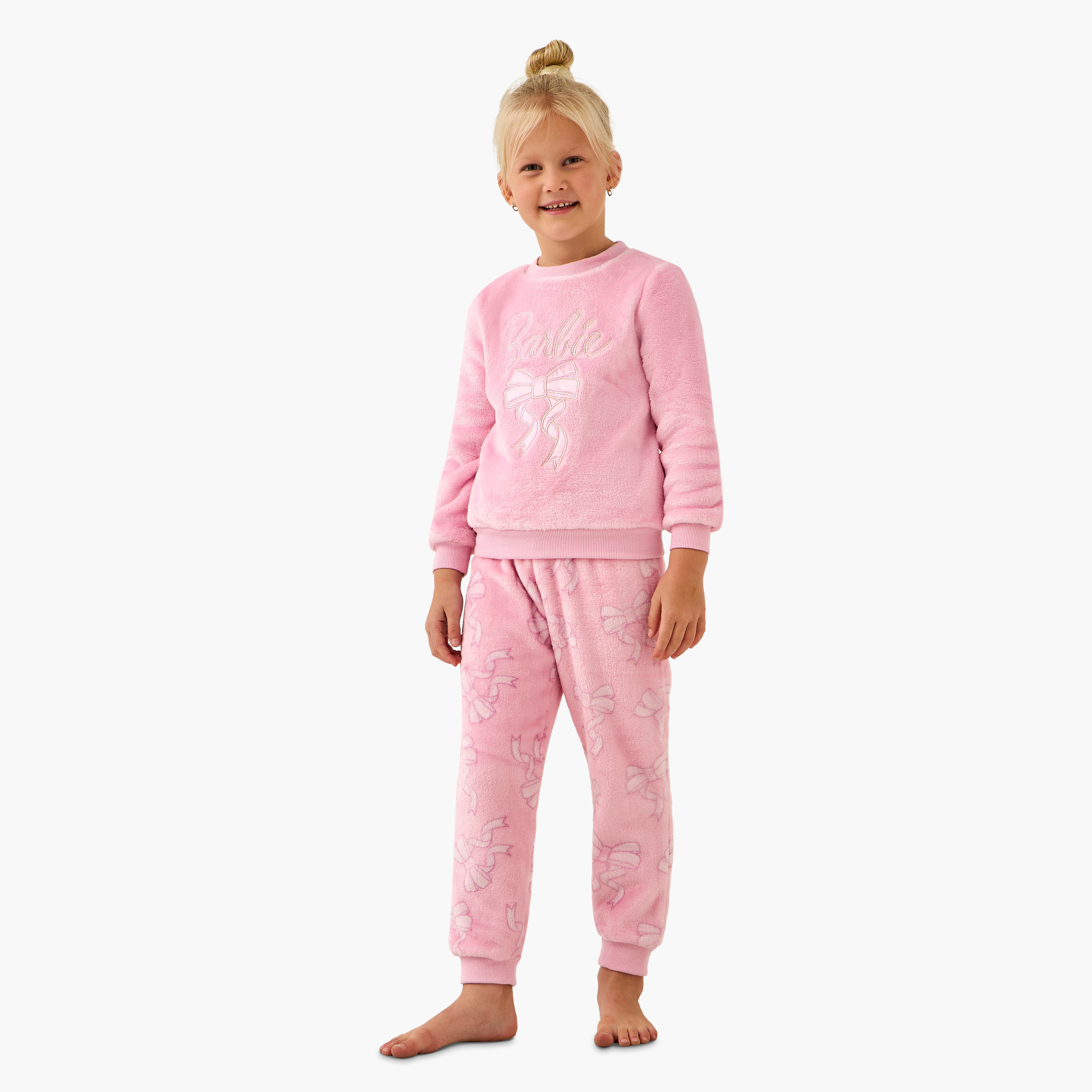 طقم بيجاما بوليستر بياقة ضيقة وأكمام طويلة وطبعات باربي من ماتيل-girls-clothing-nightwear-image-1