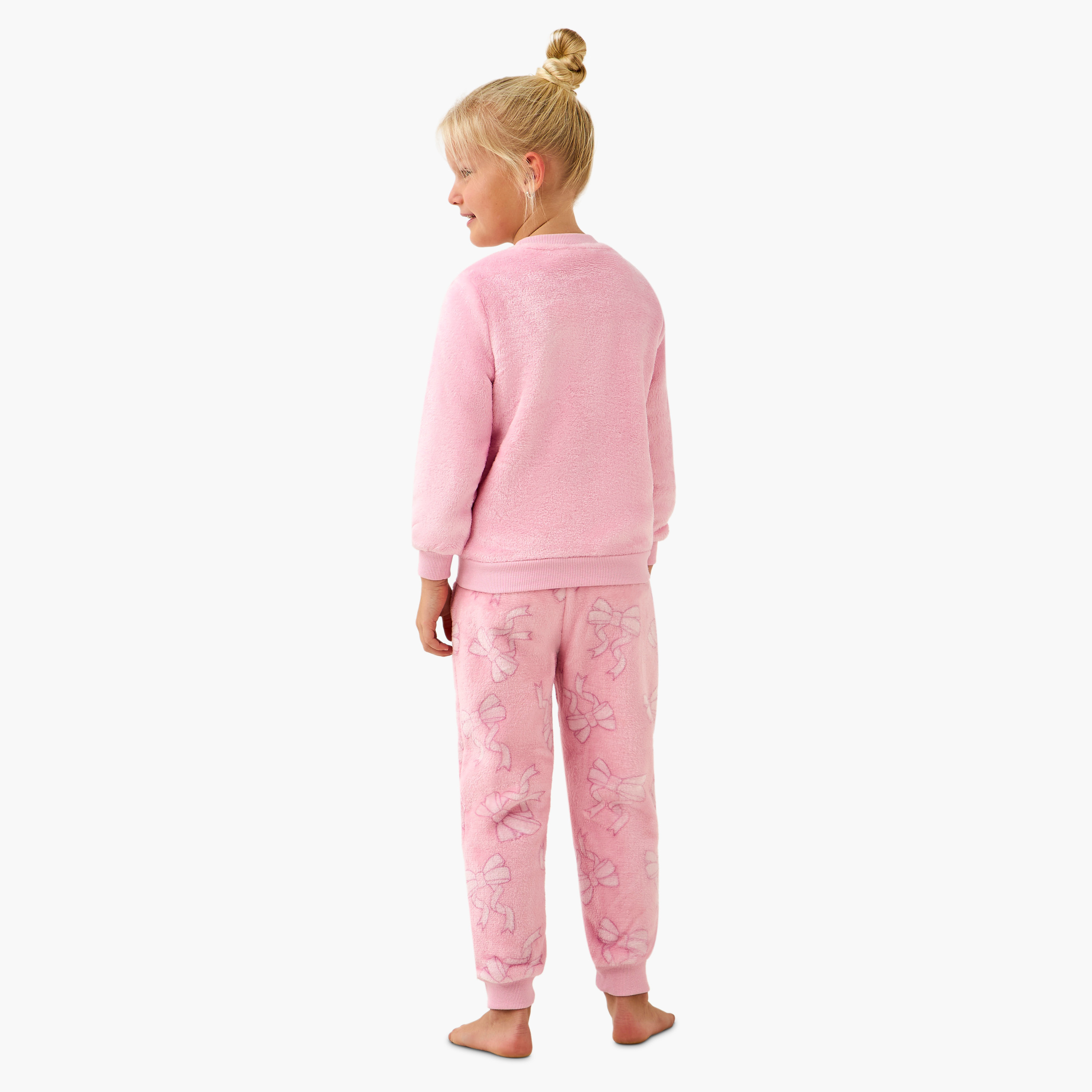 طقم بيجاما بوليستر بياقة ضيقة وأكمام طويلة وطبعات باربي من ماتيل-girls-clothing-nightwear-image-4