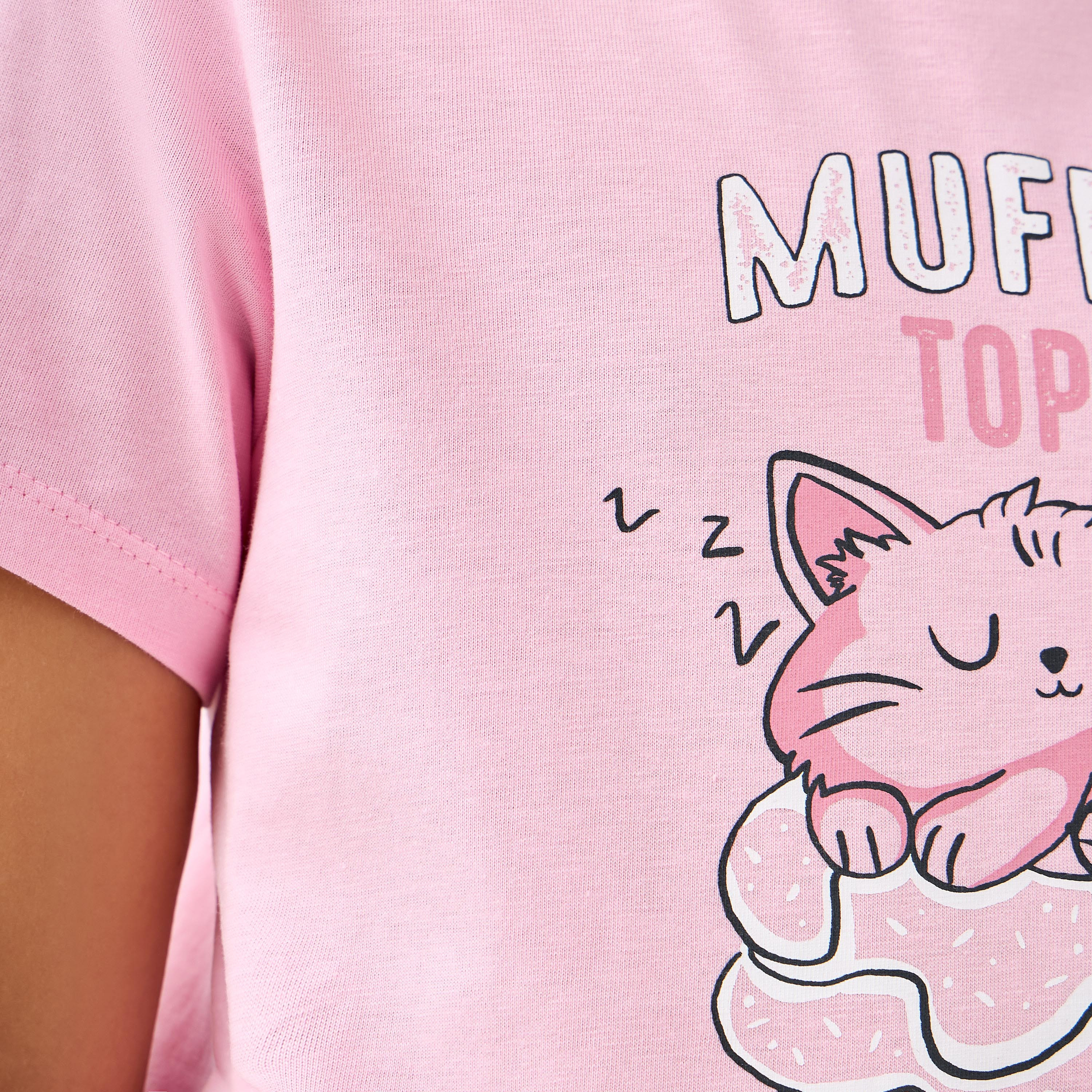 طقم بنطلون بيجاما وتيشيرت بطبعات قطة من جونيورز-girls-clothing-nightwear-image-6