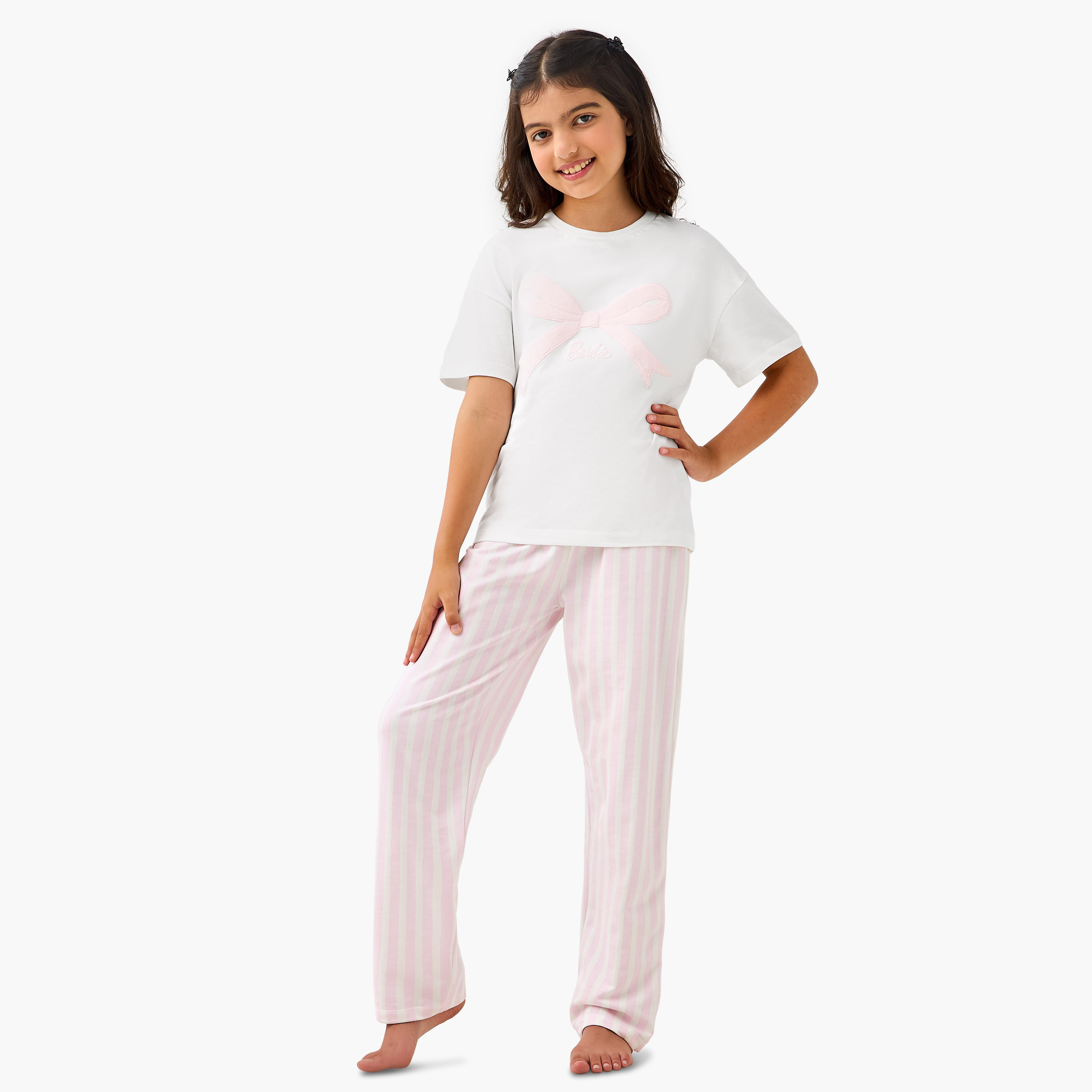 طقم بنطلون بيجاما وتيشيرت بتطريز شعار من باربي-girls-clothing-nightwear-image-1