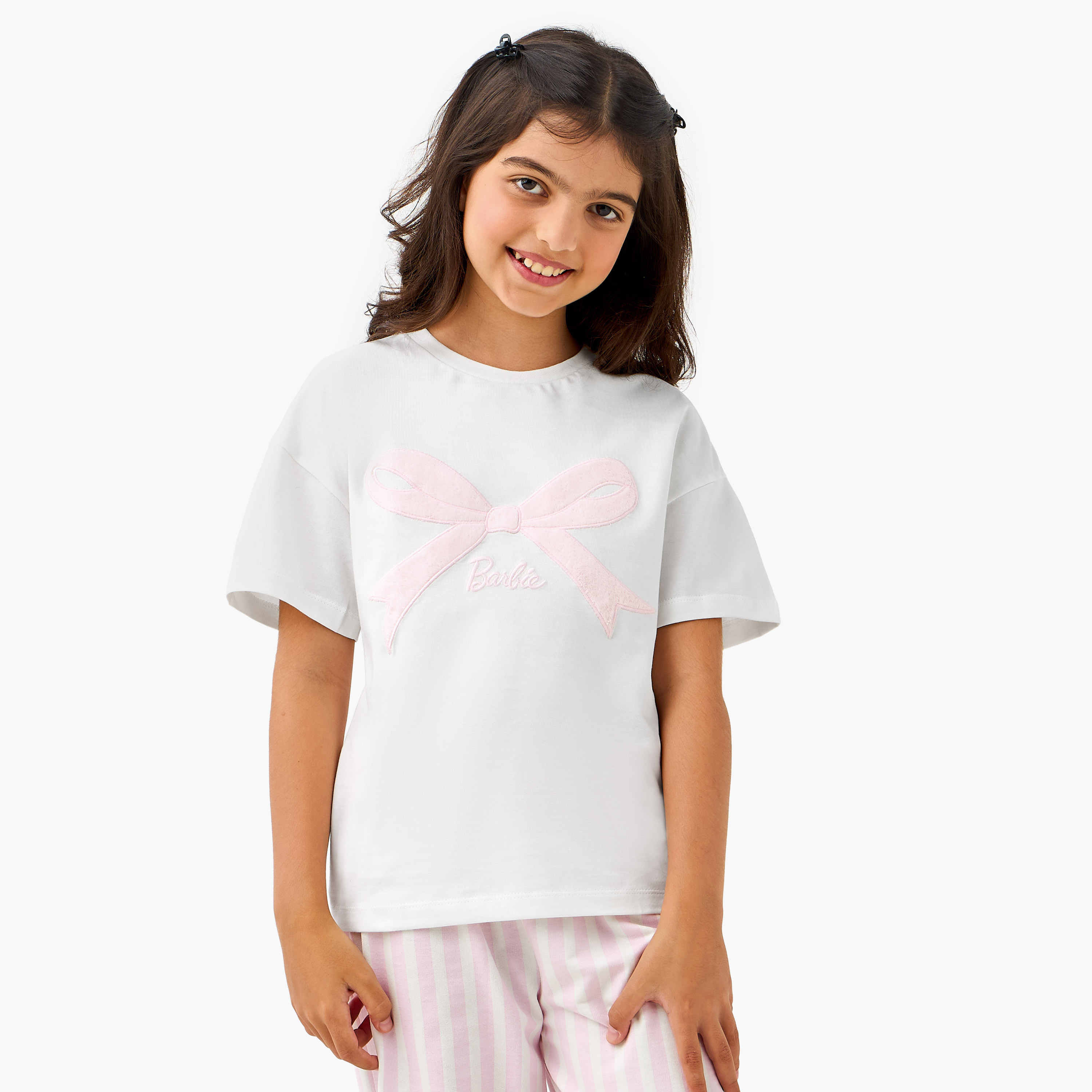 طقم بنطلون بيجاما وتيشيرت بتطريز شعار من باربي-girls-clothing-nightwear-image-2
