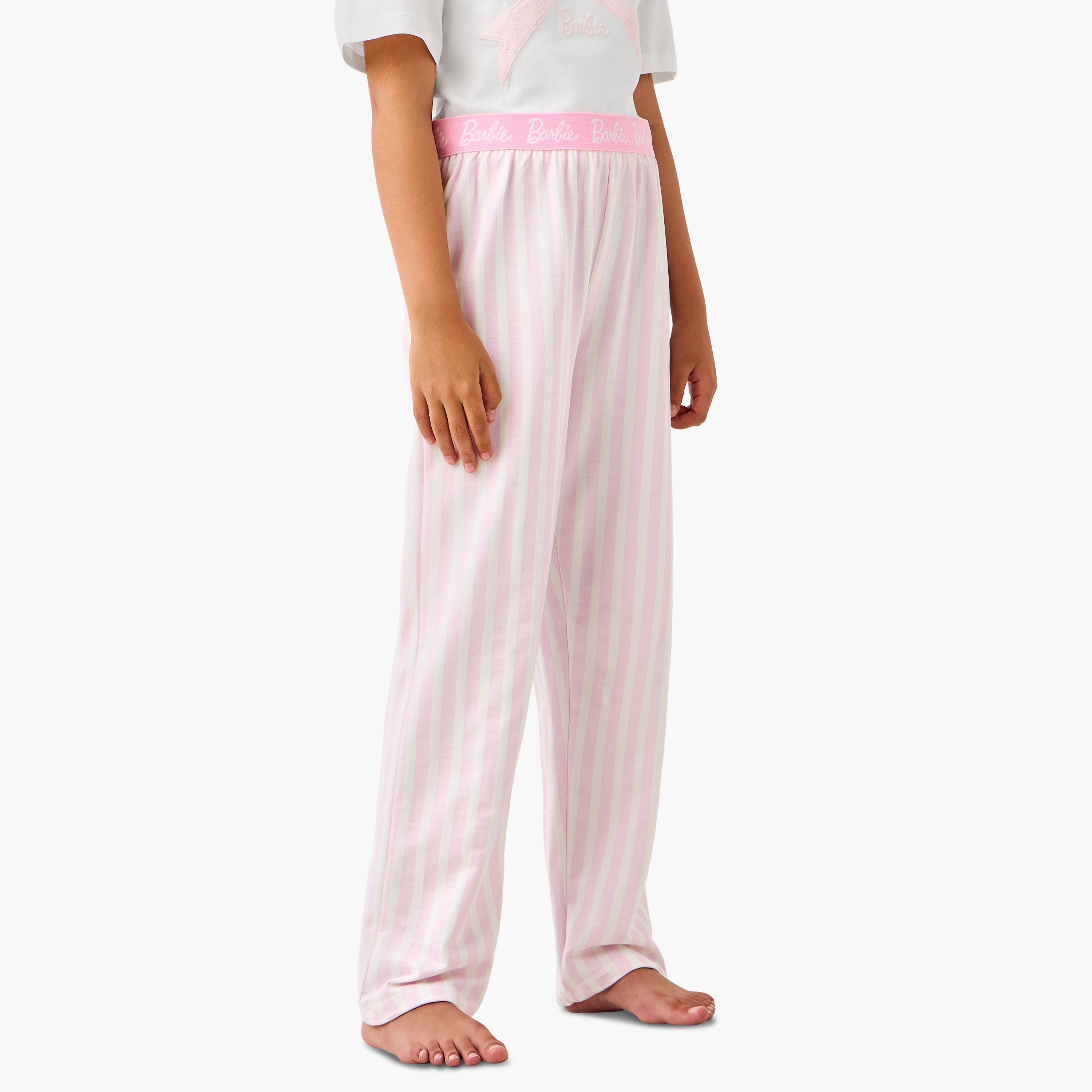 طقم بنطلون بيجاما وتيشيرت بتطريز شعار من باربي-girls-clothing-nightwear-image-3