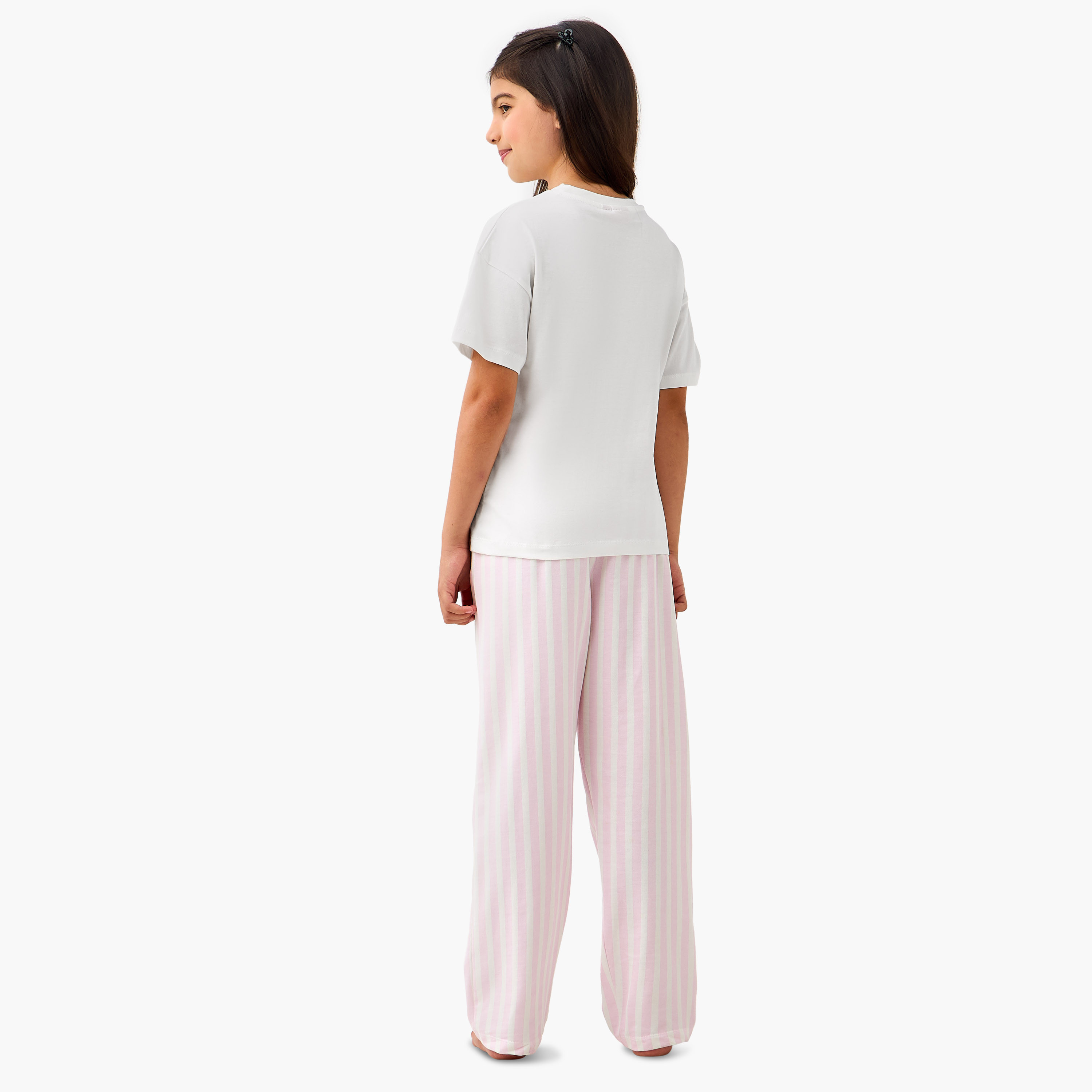 طقم بنطلون بيجاما وتيشيرت بتطريز شعار من باربي-girls-clothing-nightwear-image-4