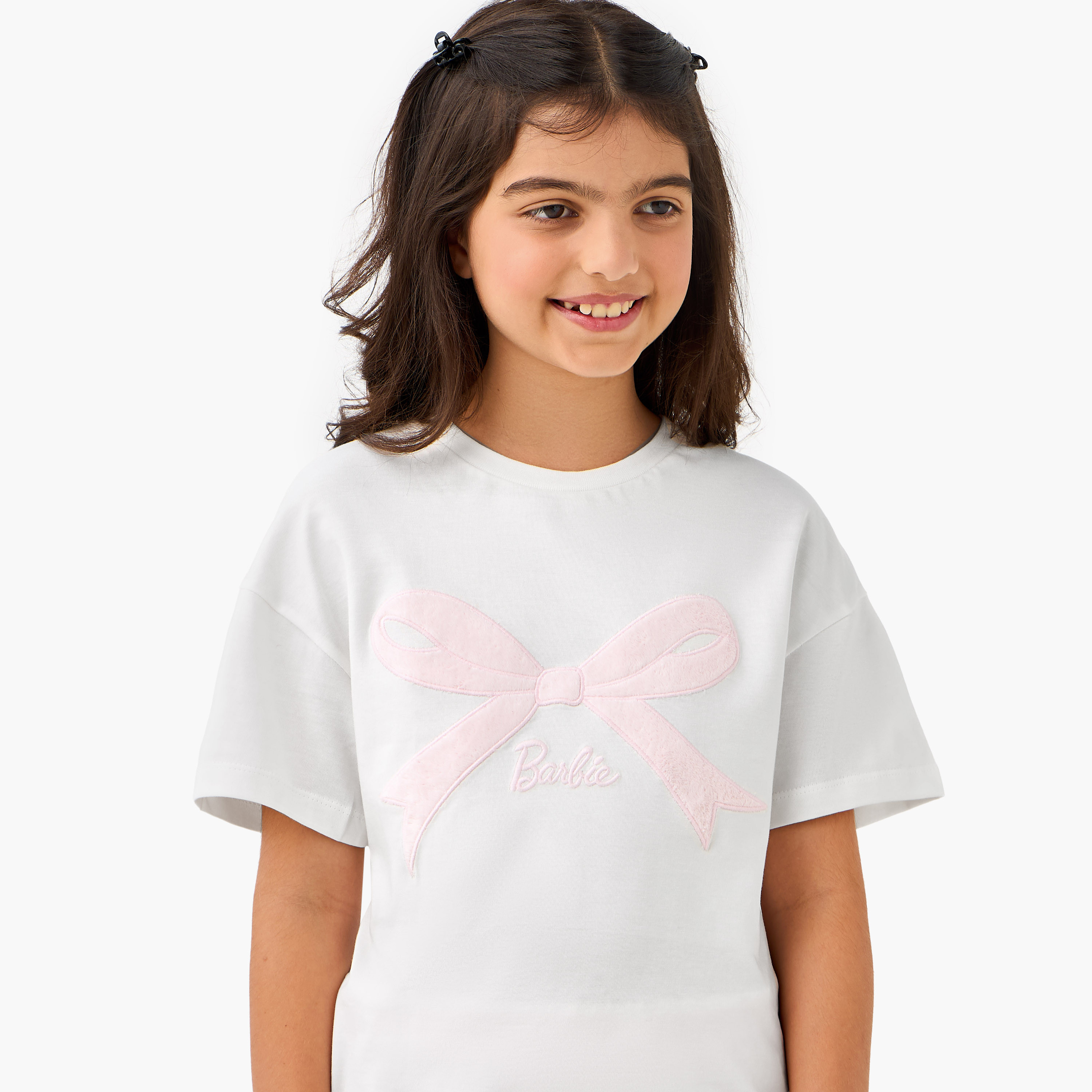 طقم بنطلون بيجاما وتيشيرت بتطريز شعار من باربي-girls-clothing-nightwear-image-5