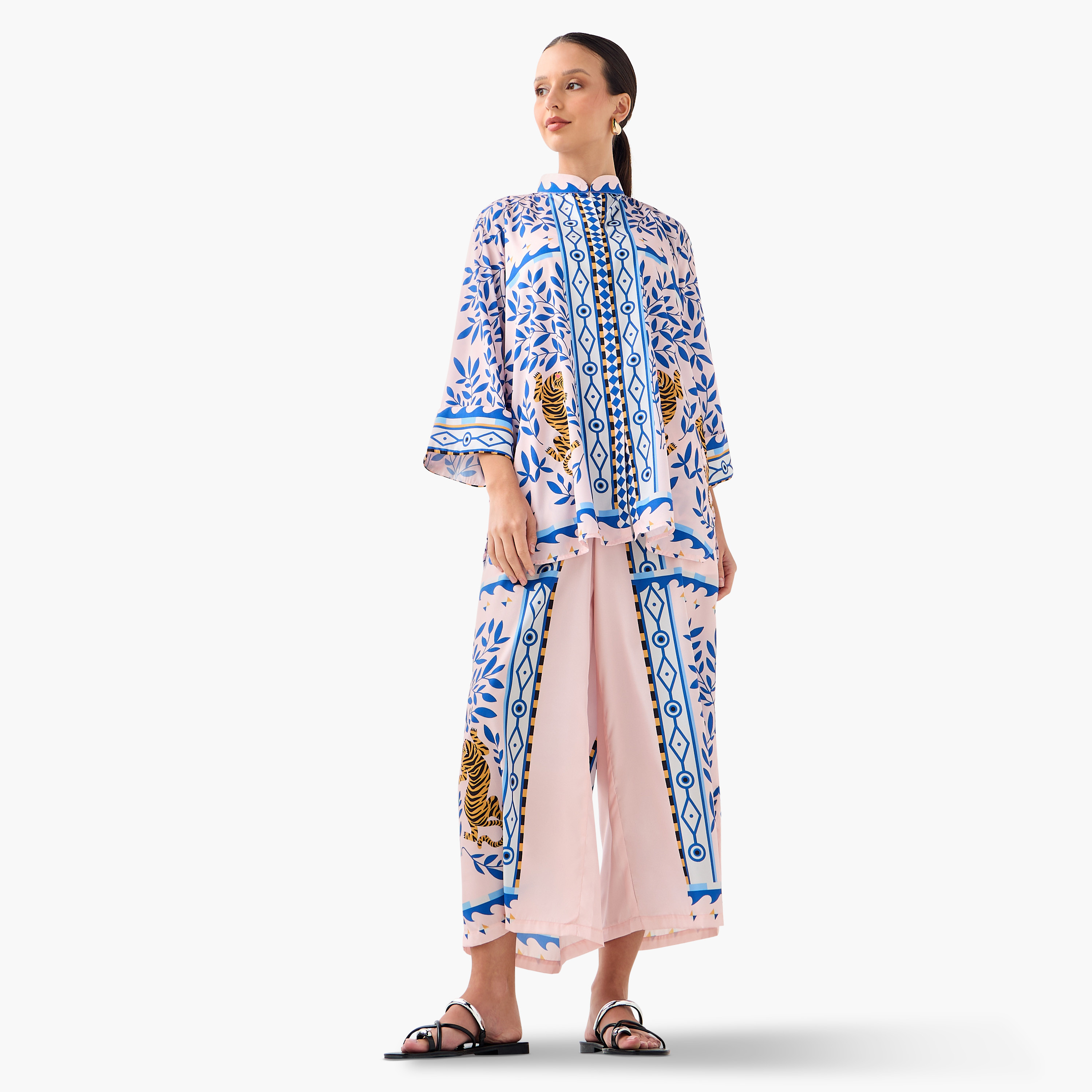 طقم بلوزة بياقة ماندارين وبنطلون بلازو بطبعات أوراق شجر من فيور-women-clothing-coordsets-image-1