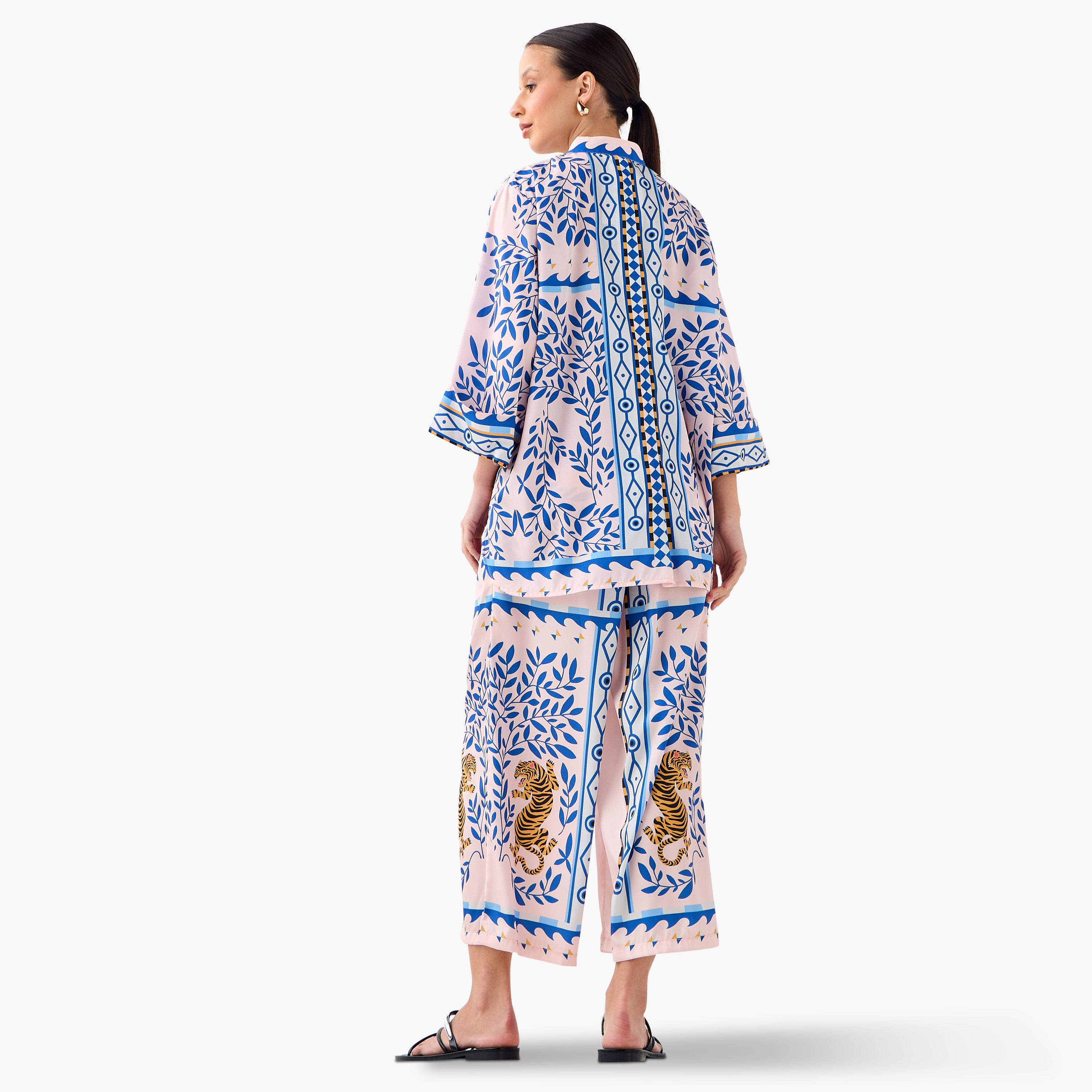 طقم بلوزة بياقة ماندارين وبنطلون بلازو بطبعات أوراق شجر من فيور-women-clothing-coordsets-image-2