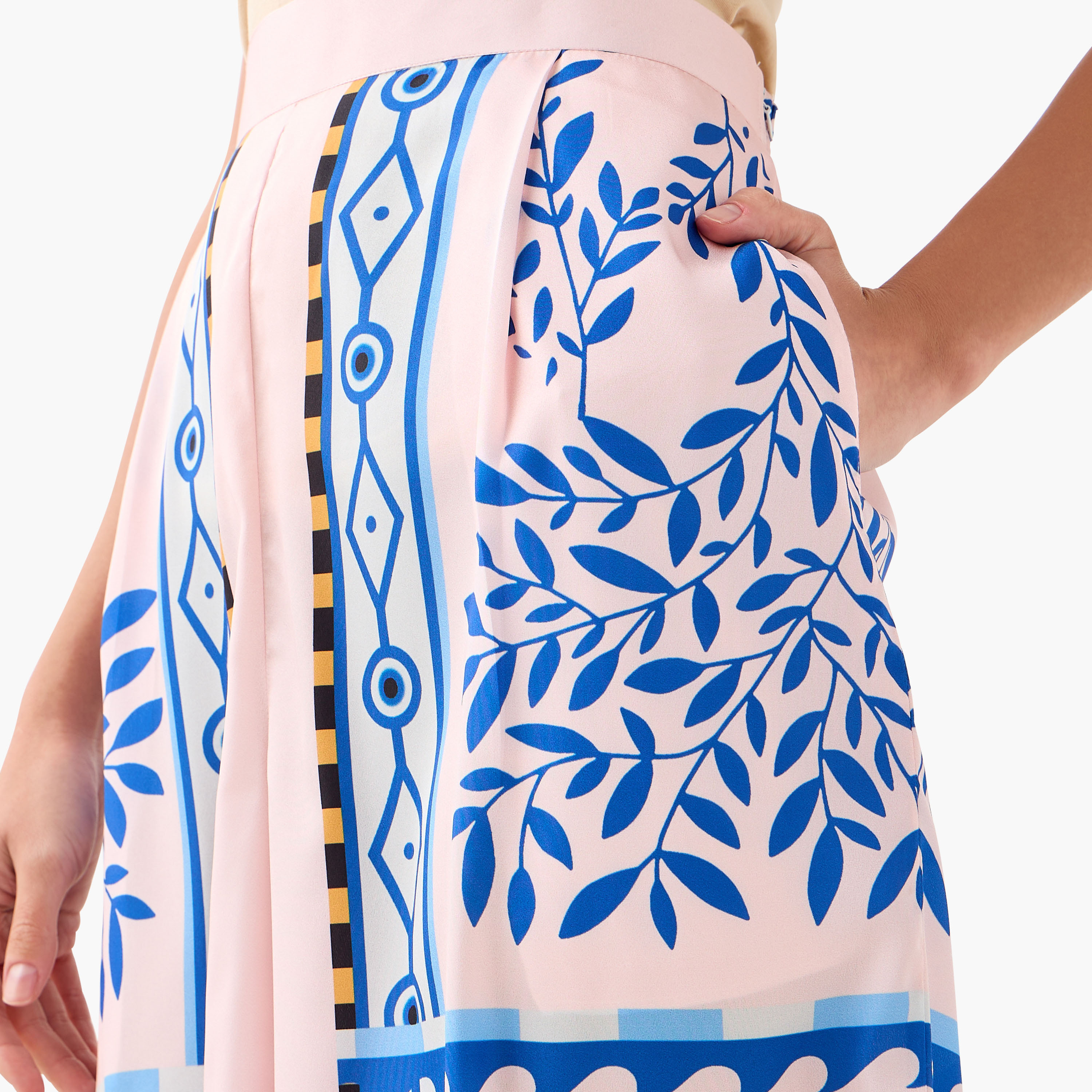طقم بلوزة بياقة ماندارين وبنطلون بلازو بطبعات أوراق شجر من فيور-women-clothing-coordsets-image-6