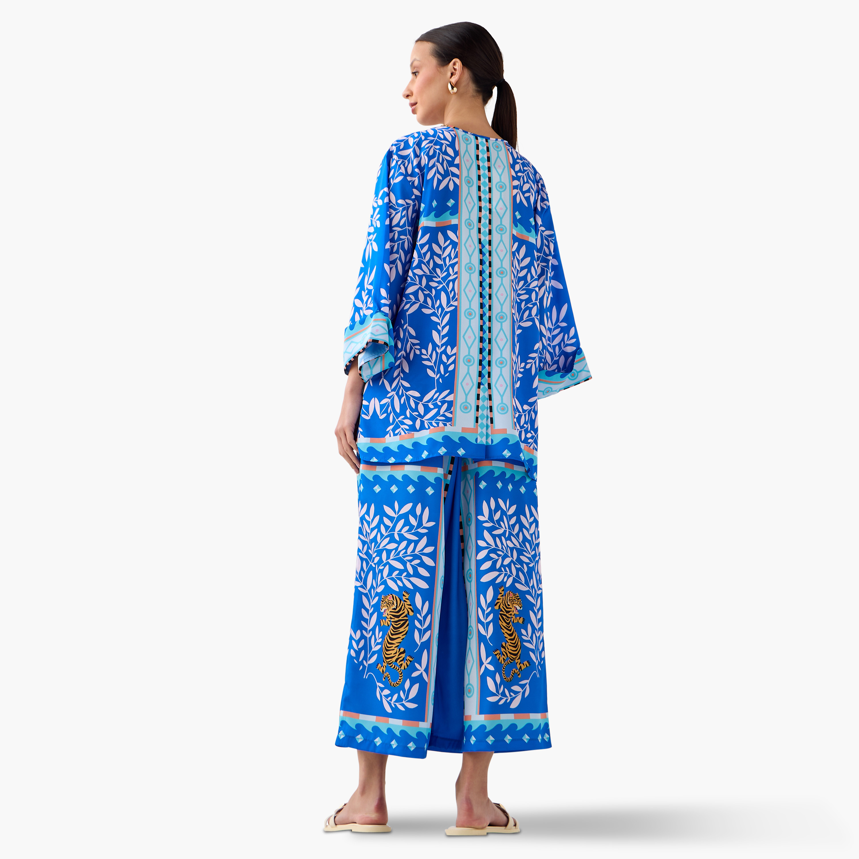 طقم بلوزة بياقة ماندارين وبنطلون بلازو بطبعات أوراق شجر من فيور-women-clothing-coordsets-image-8