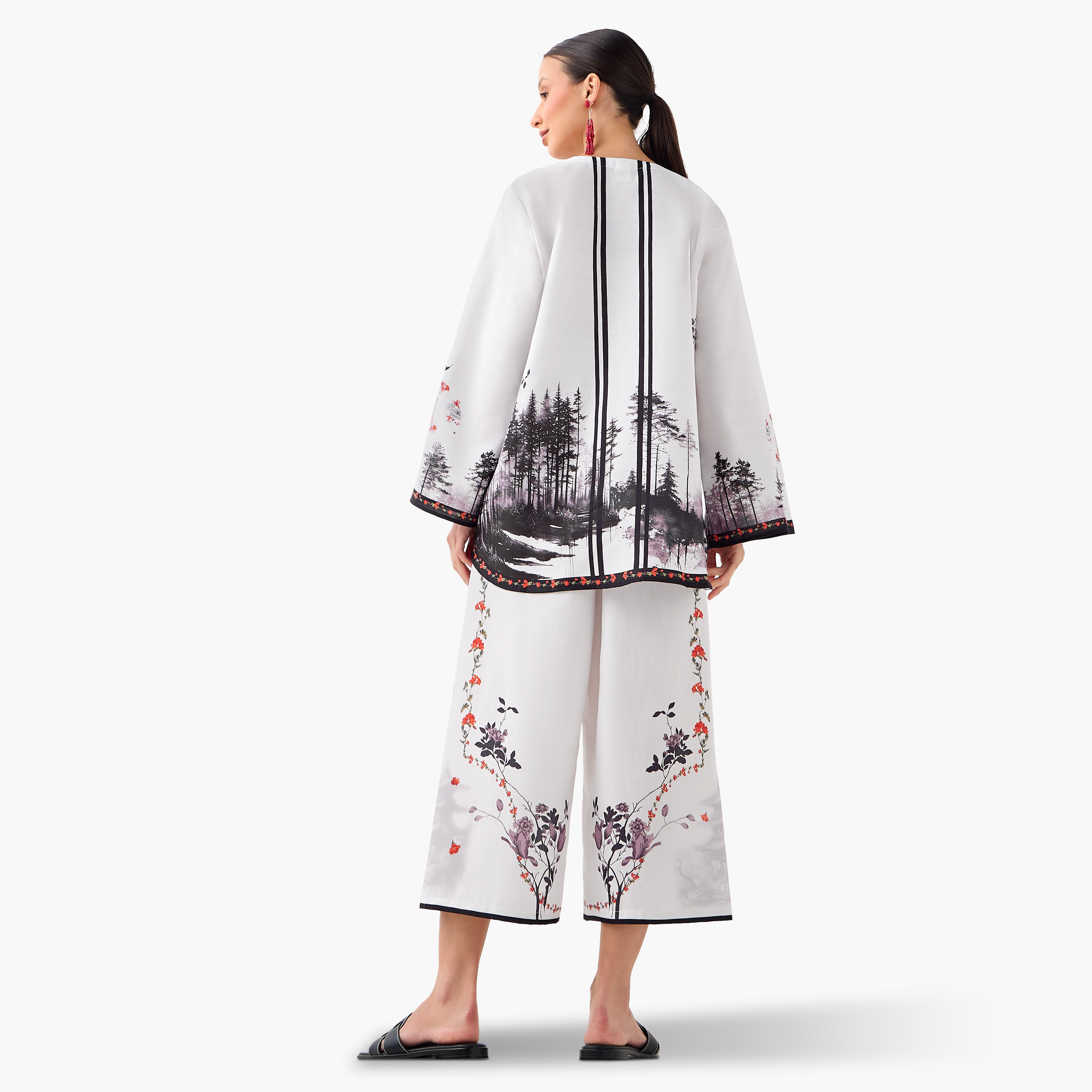 طقم بنطلون قصير وبلوزة بياقة مشقوقة وطبعات من فيور-women-clothing-coordsets-image-5