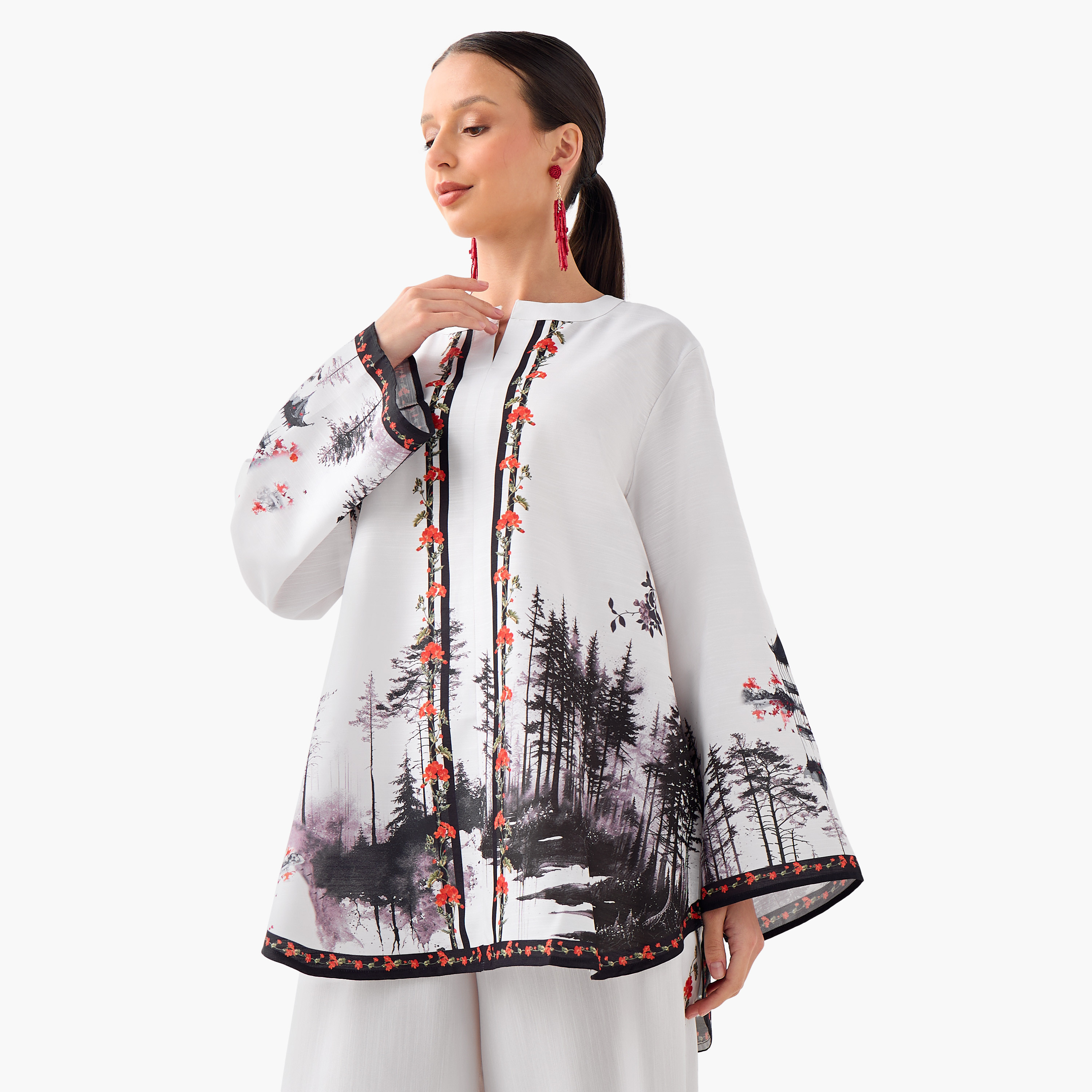 طقم بنطلون قصير وبلوزة بياقة مشقوقة وطبعات من فيور-women-clothing-coordsets-image-4