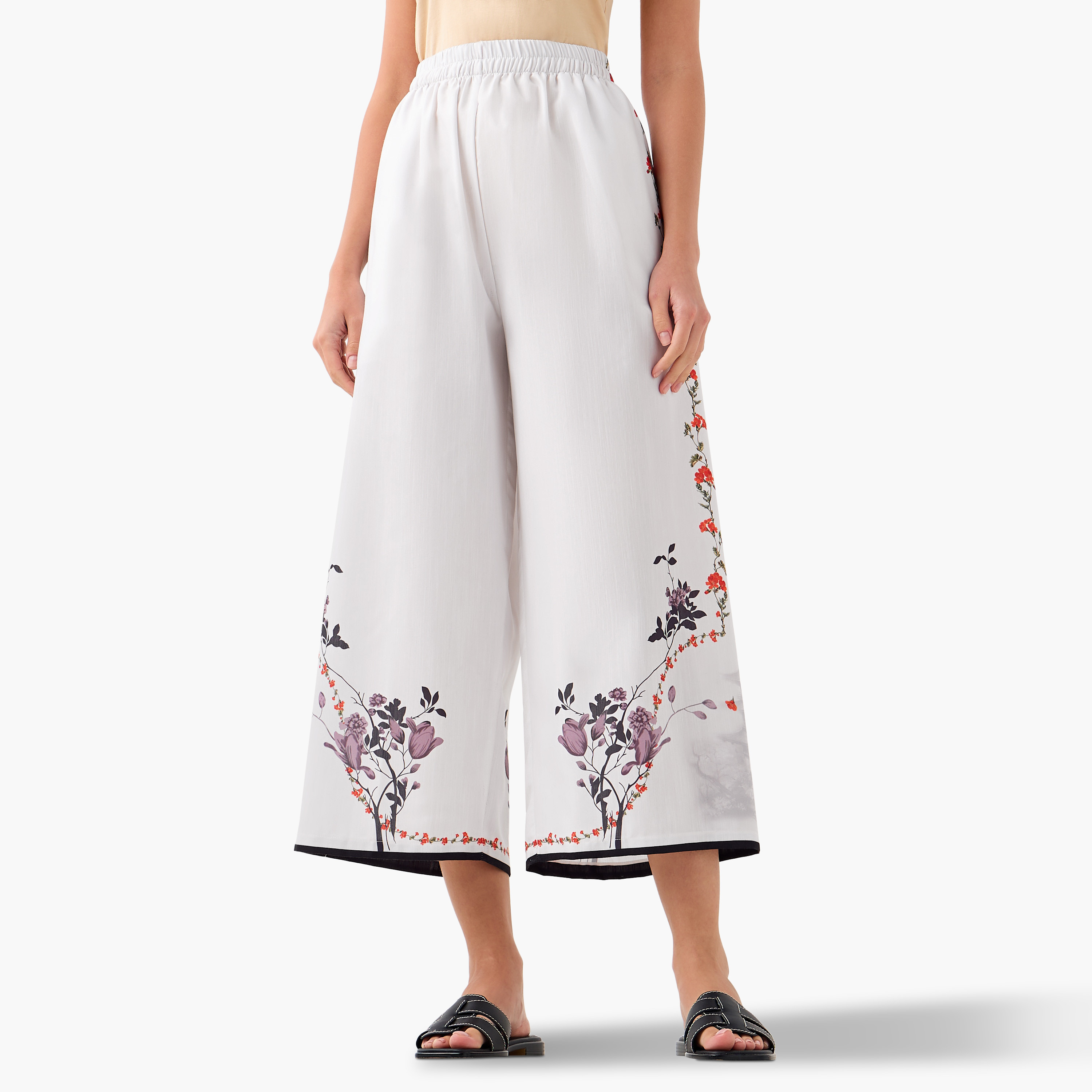 طقم بنطلون قصير وبلوزة بياقة مشقوقة وطبعات من فيور-women-clothing-coordsets-image-3