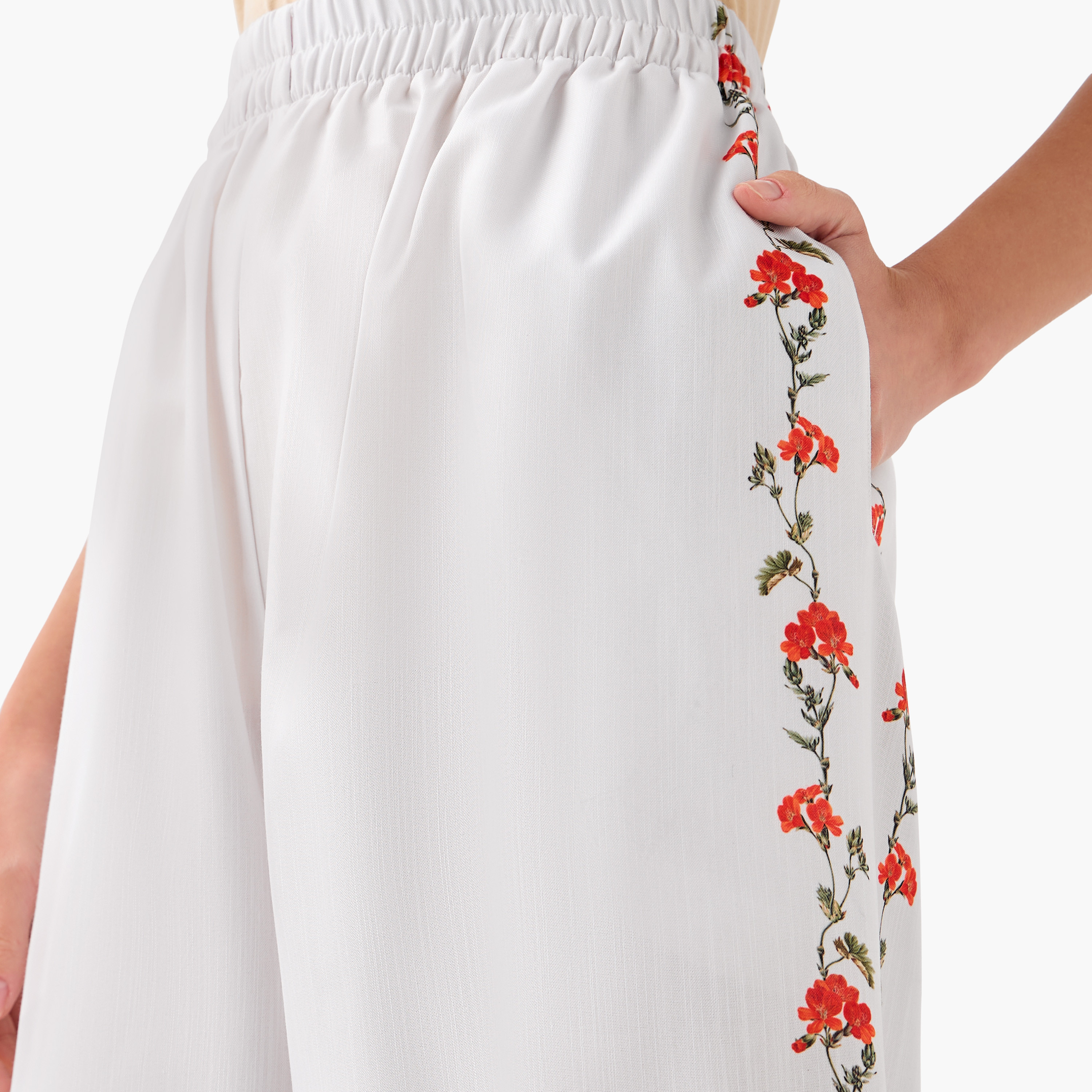 طقم بنطلون قصير وبلوزة بياقة مشقوقة وطبعات من فيور-women-clothing-coordsets-image-1