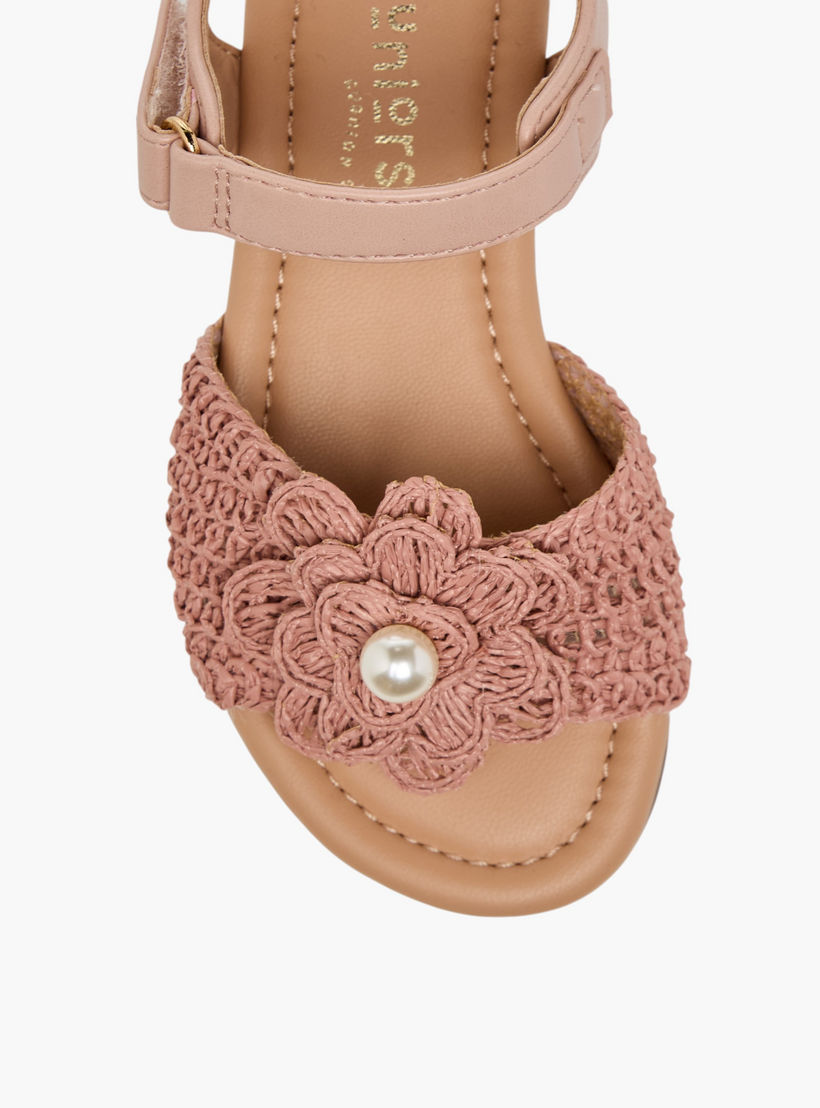صندل بتفاصيل كروشيه مزين باللؤلؤ للبنات من جونيورز-girls-shoes-sandals-image-3