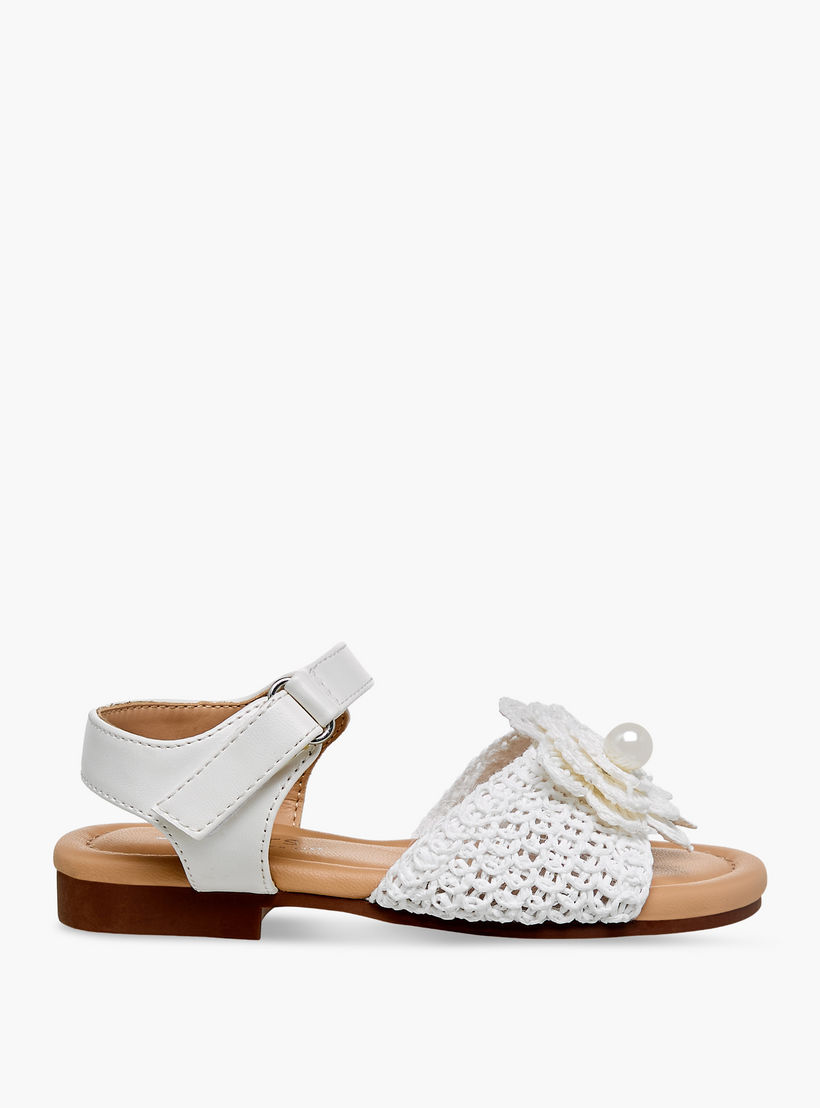صندل بتفاصيل كروشيه مزين باللؤلؤ للبنات من جونيورز-girls-shoes-sandals-image-2