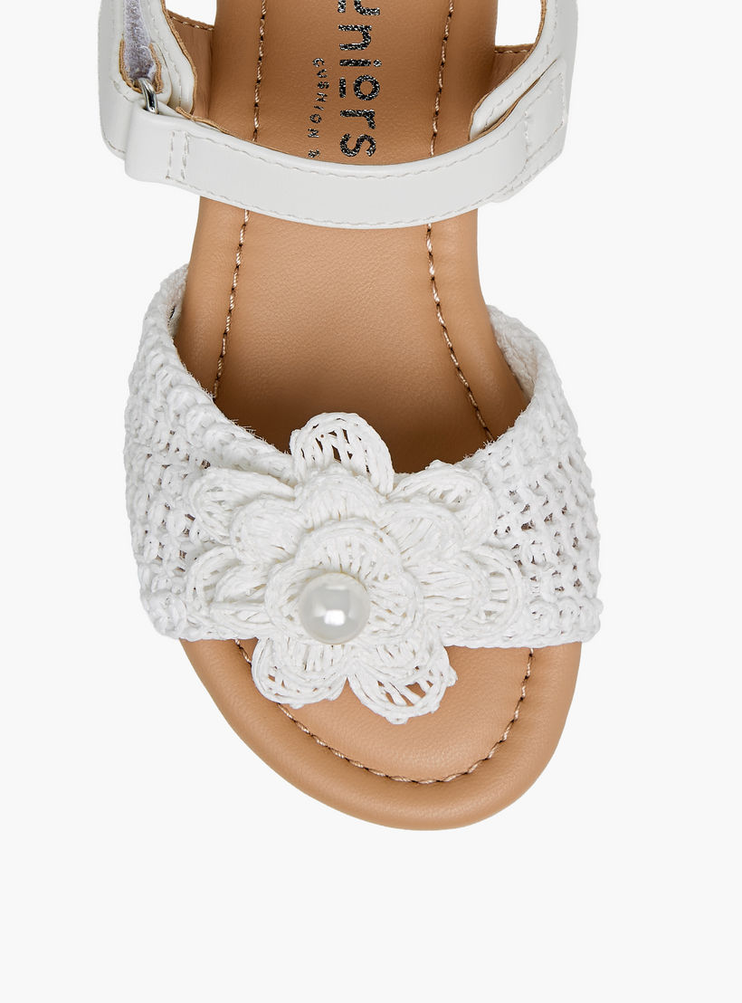 صندل بتفاصيل كروشيه مزين باللؤلؤ للبنات من جونيورز-girls-shoes-sandals-image-3
