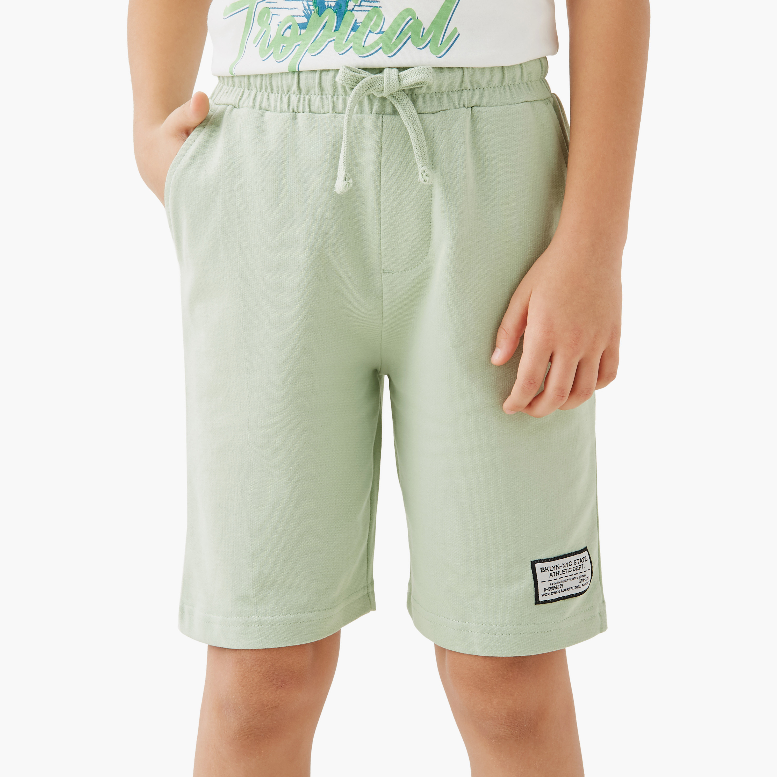 شورت بتفاصيل زخارف وبرباط إغلاق وجيوب من جونيورز-boys-clothing-bottoms-shorts-image-5