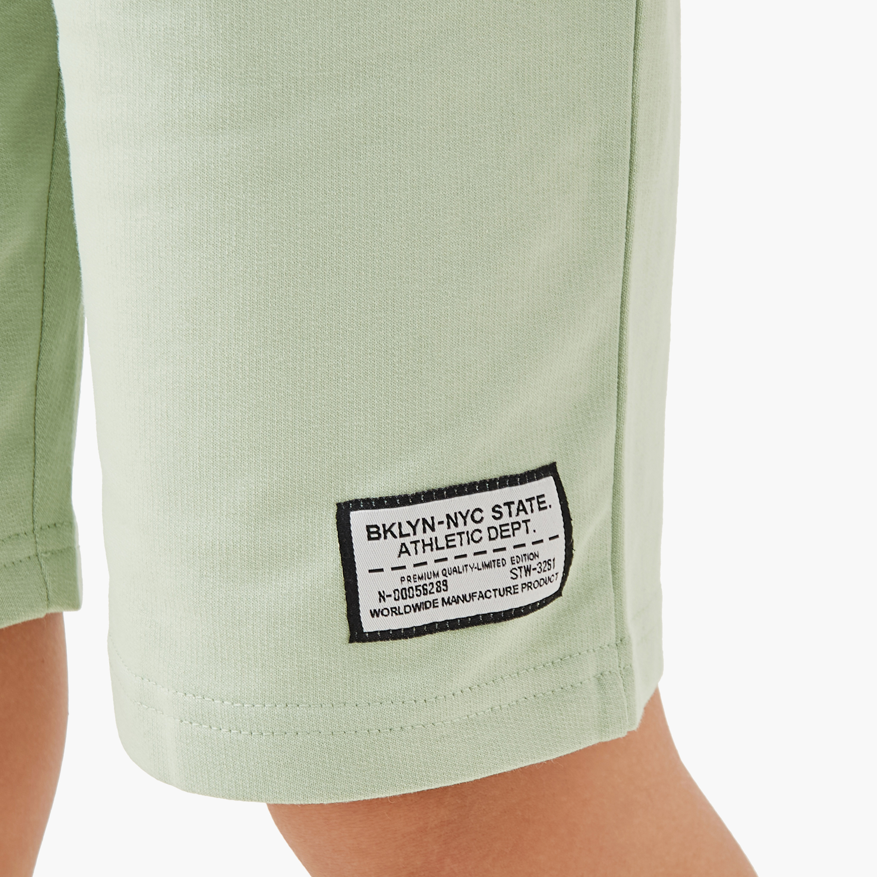 شورت بتفاصيل زخارف وبرباط إغلاق وجيوب من جونيورز-boys-clothing-bottoms-shorts-image-2