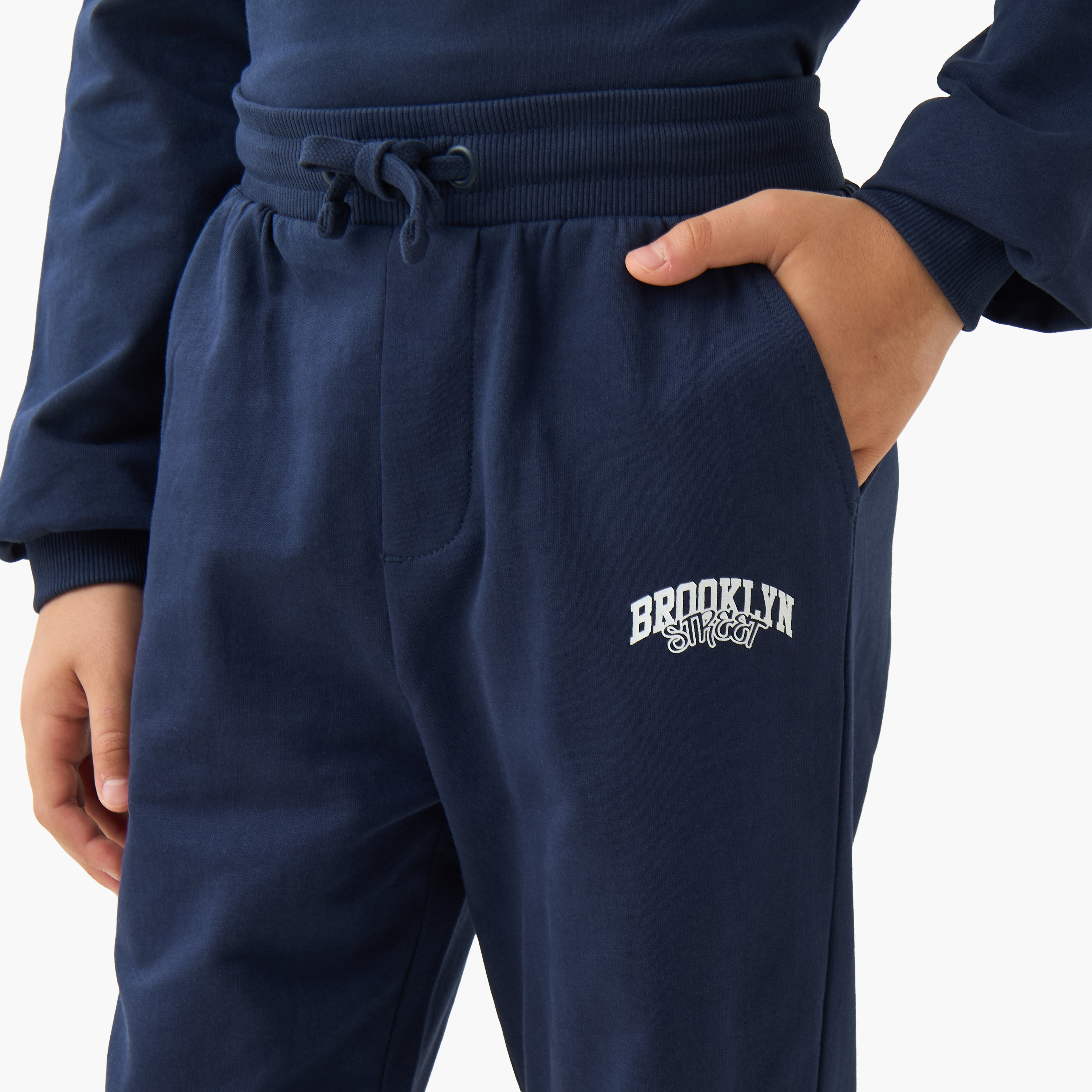 بنطلون رياضي بروكلين قطن برباط خصر وطبعات للأولاد من جونيورز-boys-clothing-bottoms-joggersandtrackpants-image-4