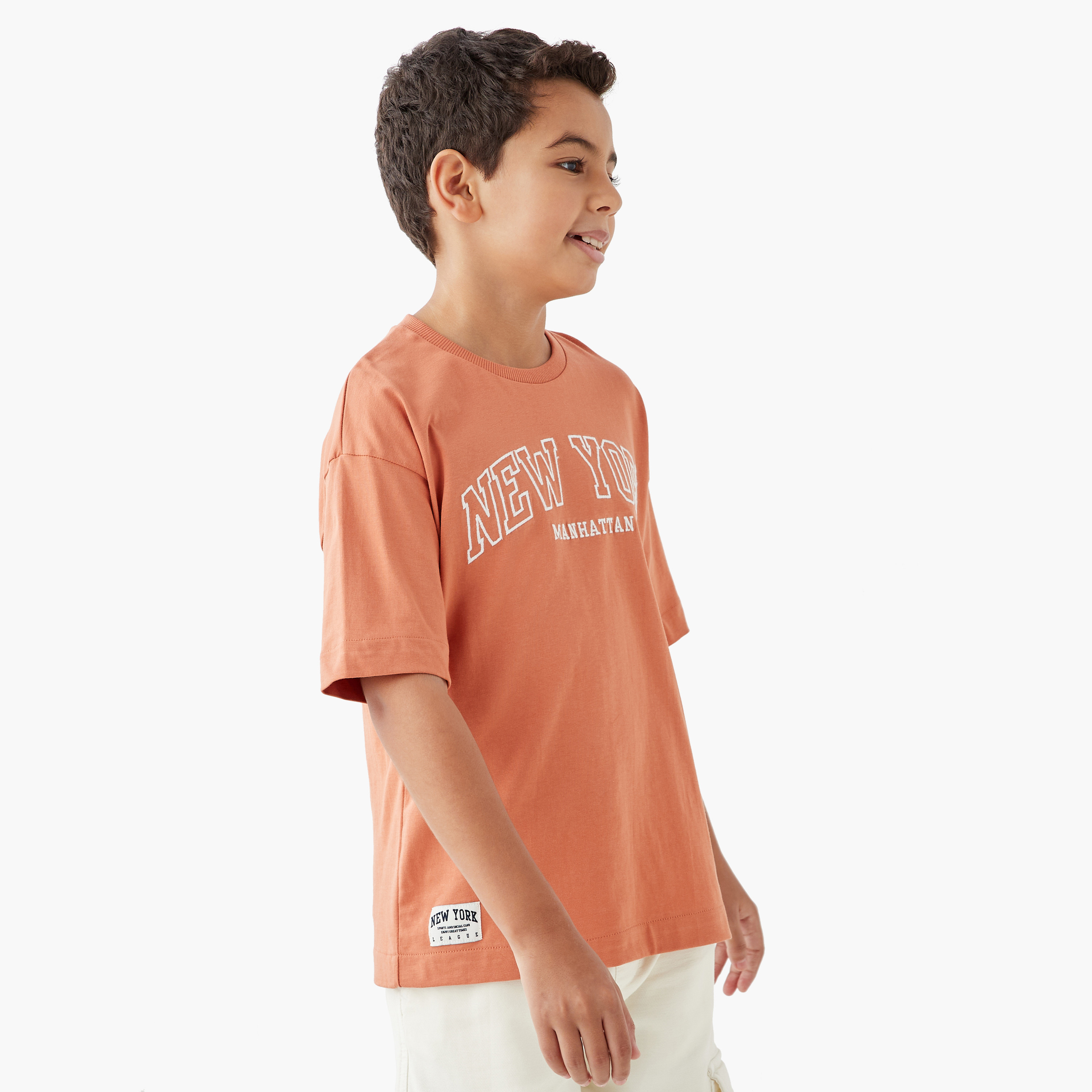 تيشيرت بياقة ضيقة وأكمام قصيرة وطبعات من جونيورز-boys-clothing-tshirtsandpolos-image-1