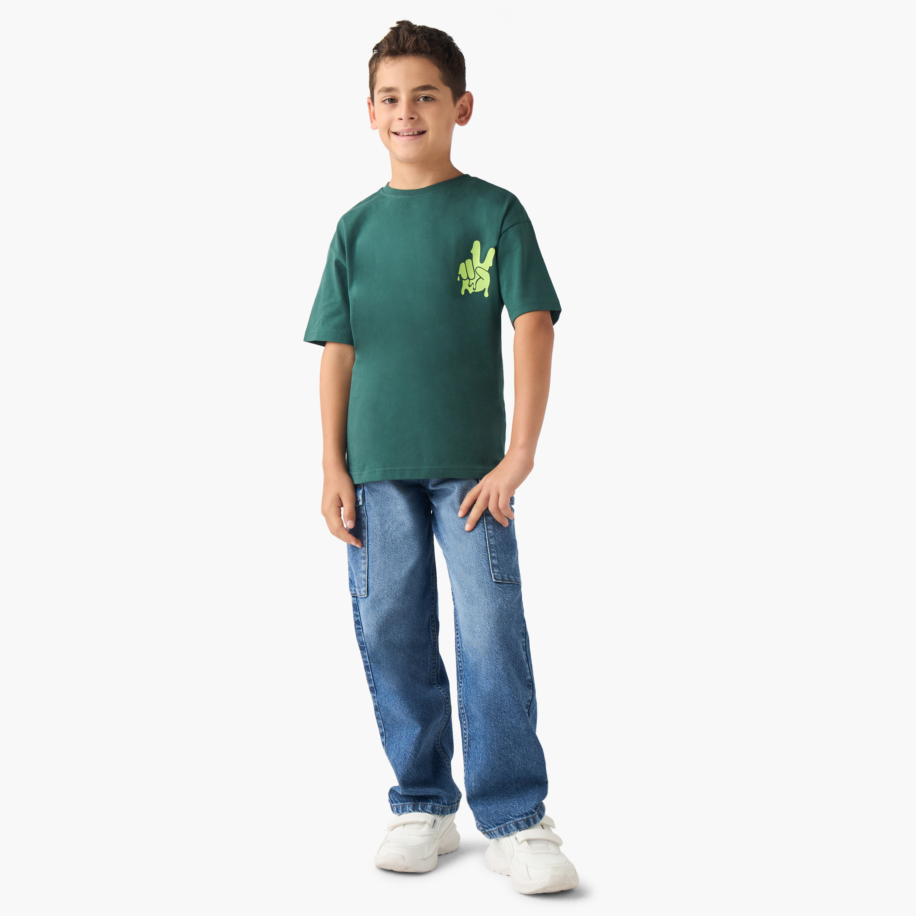 تيشيرت قطن بياقة ضيقة وأكمام قصيرة وطبعات للأولاد من جونيورز-boys-clothing-tshirtsandpolos-image-4